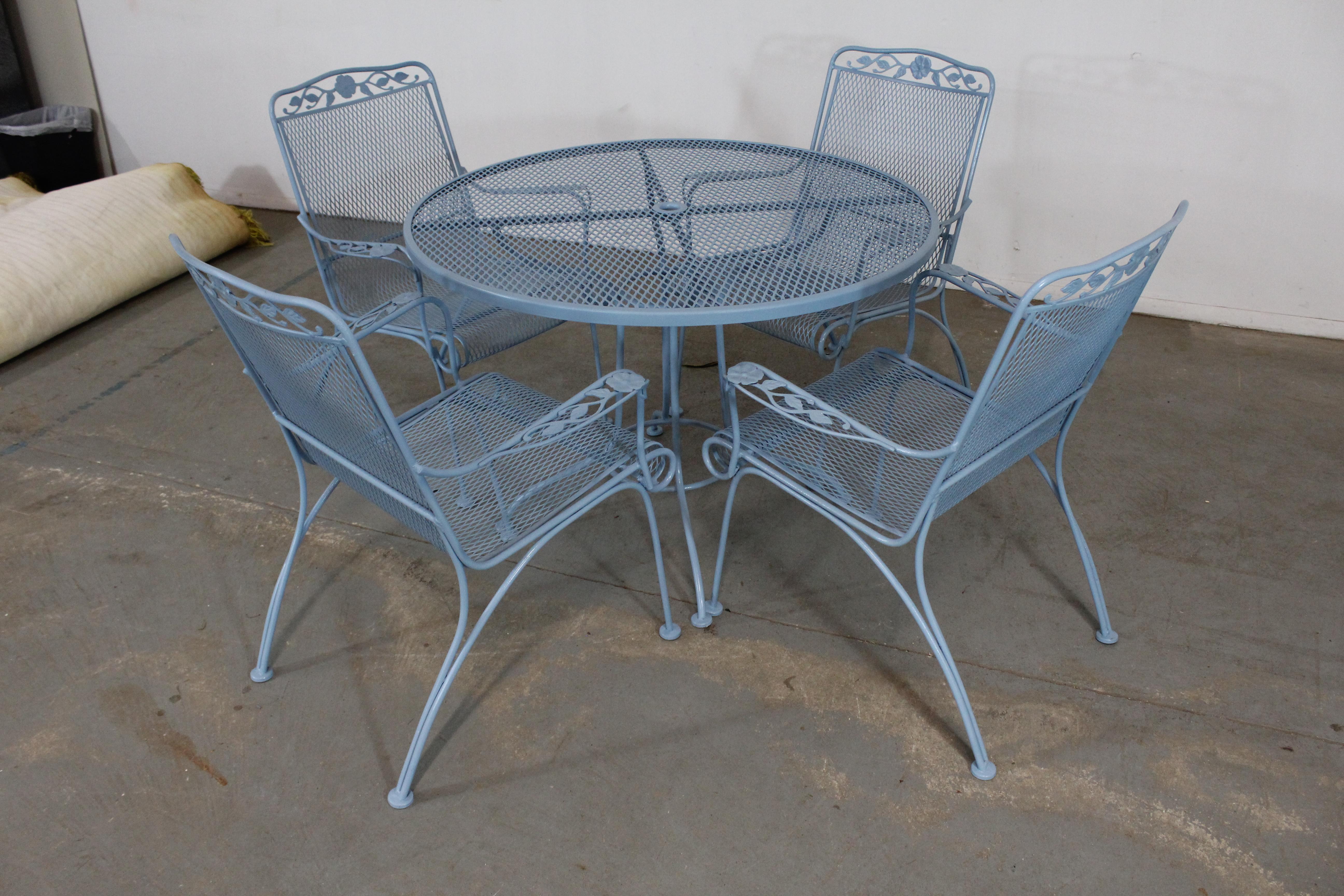 Table et 4 chaises d'extérieur Mid-Century Woodard en bleu français
Nous proposons une table et 4 chaises d'extérieur de marque Woodard. Un ensemble idéal pour les espaces restreints puisque la table ne fait que 41,5