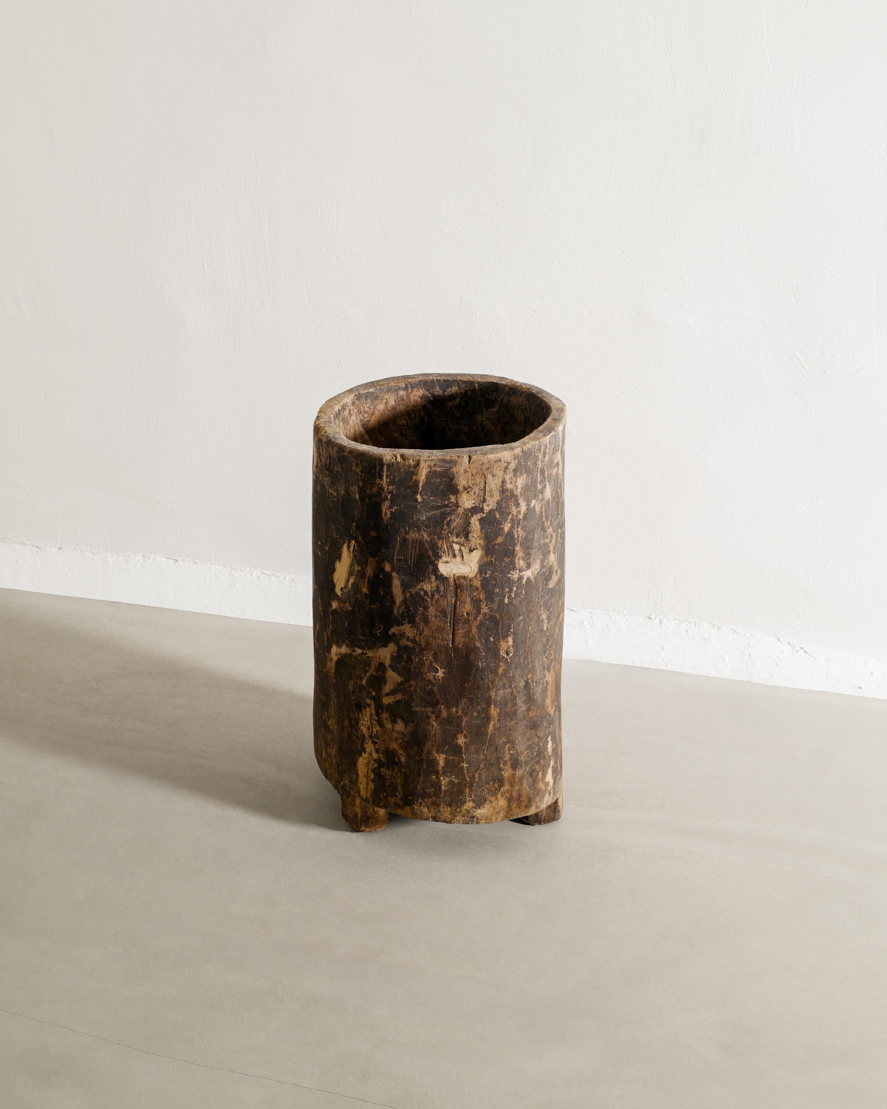 Rare and early mid century wooden hollowed out garden planter on feet. In good condition and stable. 

Dimensions: H: 60 cm / 23.65