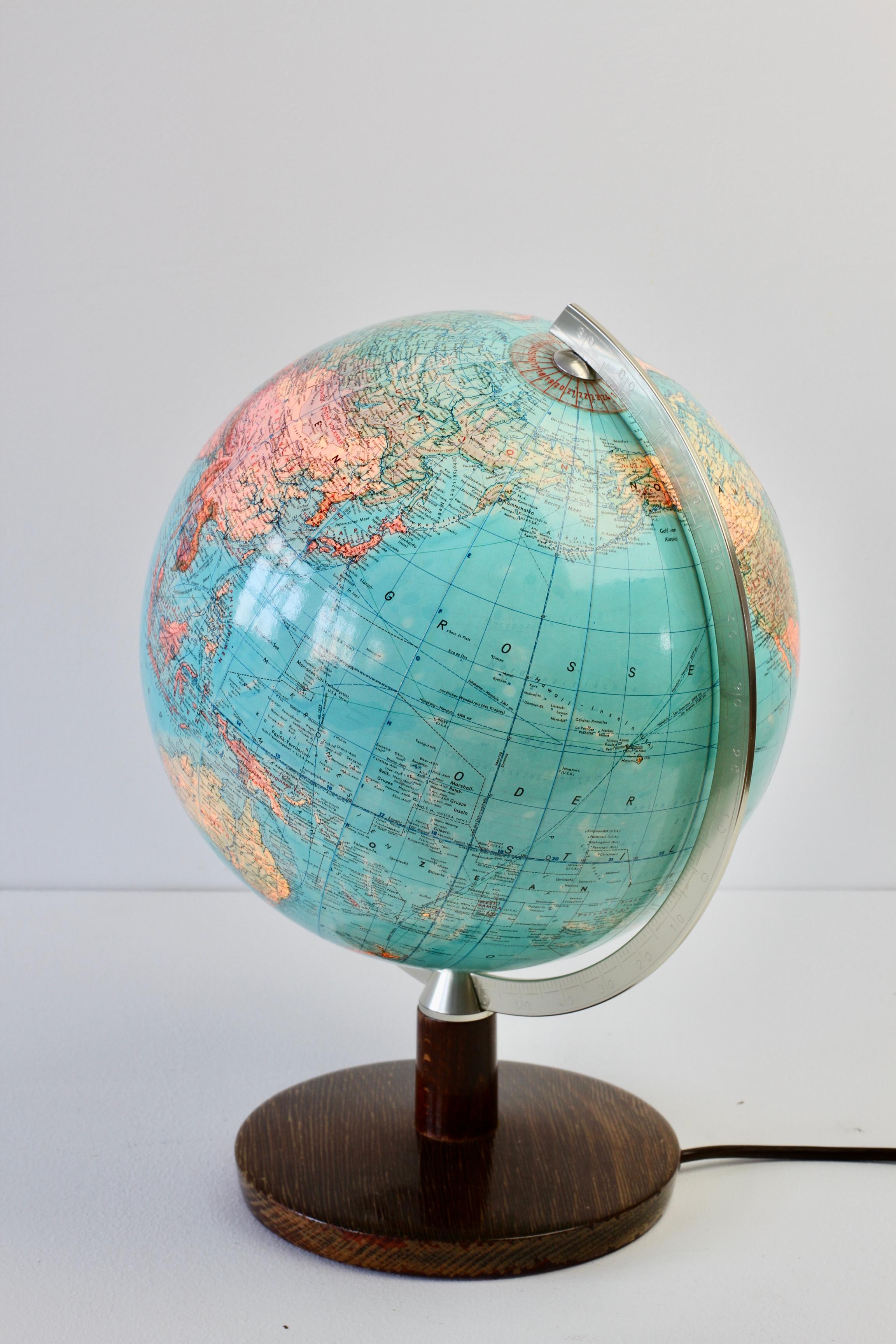 Wunderbare Vintage Mid-Century Spaß Weltkarte Globus Tischlampe oder Schreibtischlampe von JRO-Verlag München. Diese skurrile Lampe, die um 1970 in Deutschland hergestellt wurde, eignet sich hervorragend als Nachttischlampe für Kinder oder als