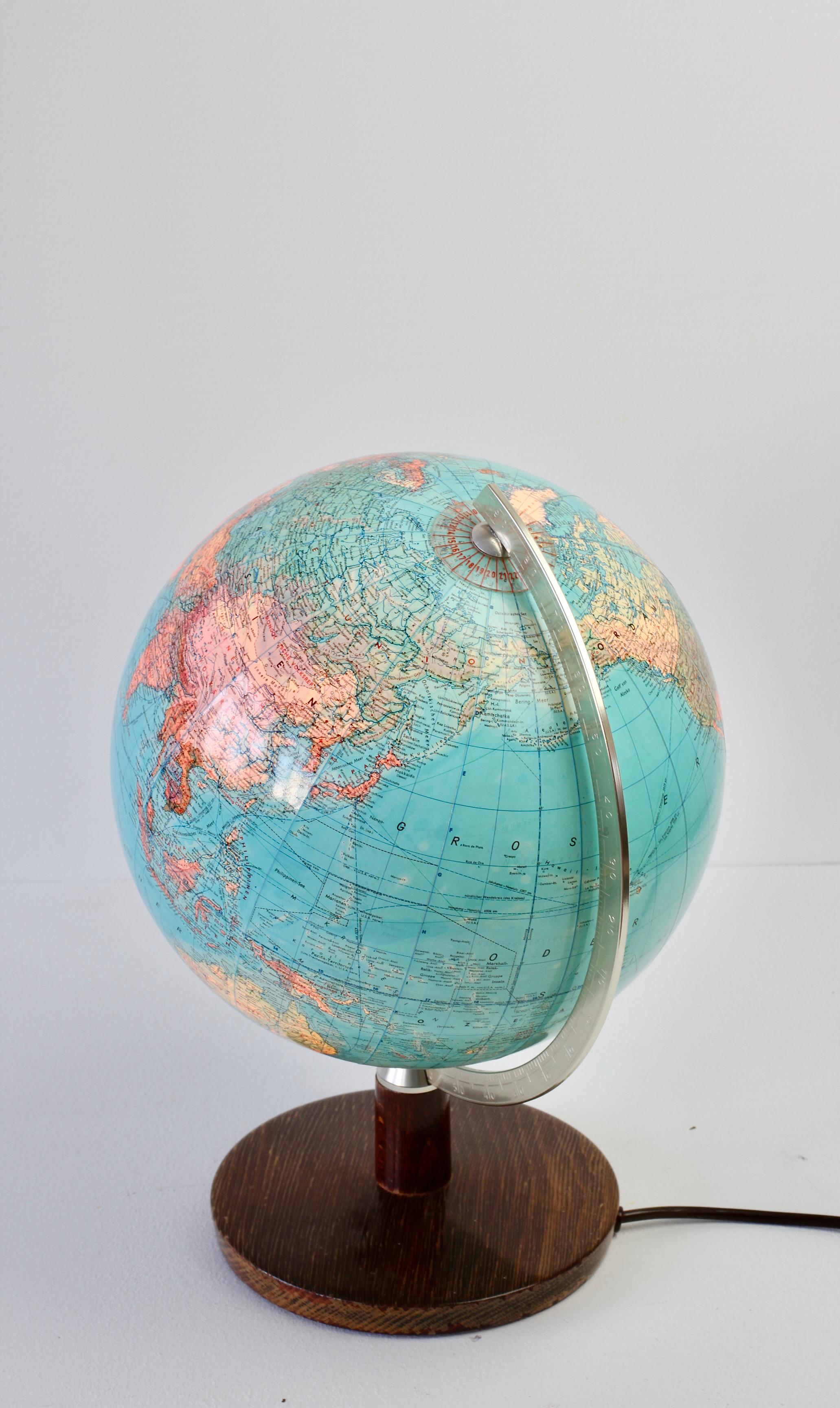 Mid-Century Modern Lampe globe d'une carte du monde du milieu du siècle dernier par JRO Verlag Munich, circa 1970 en vente