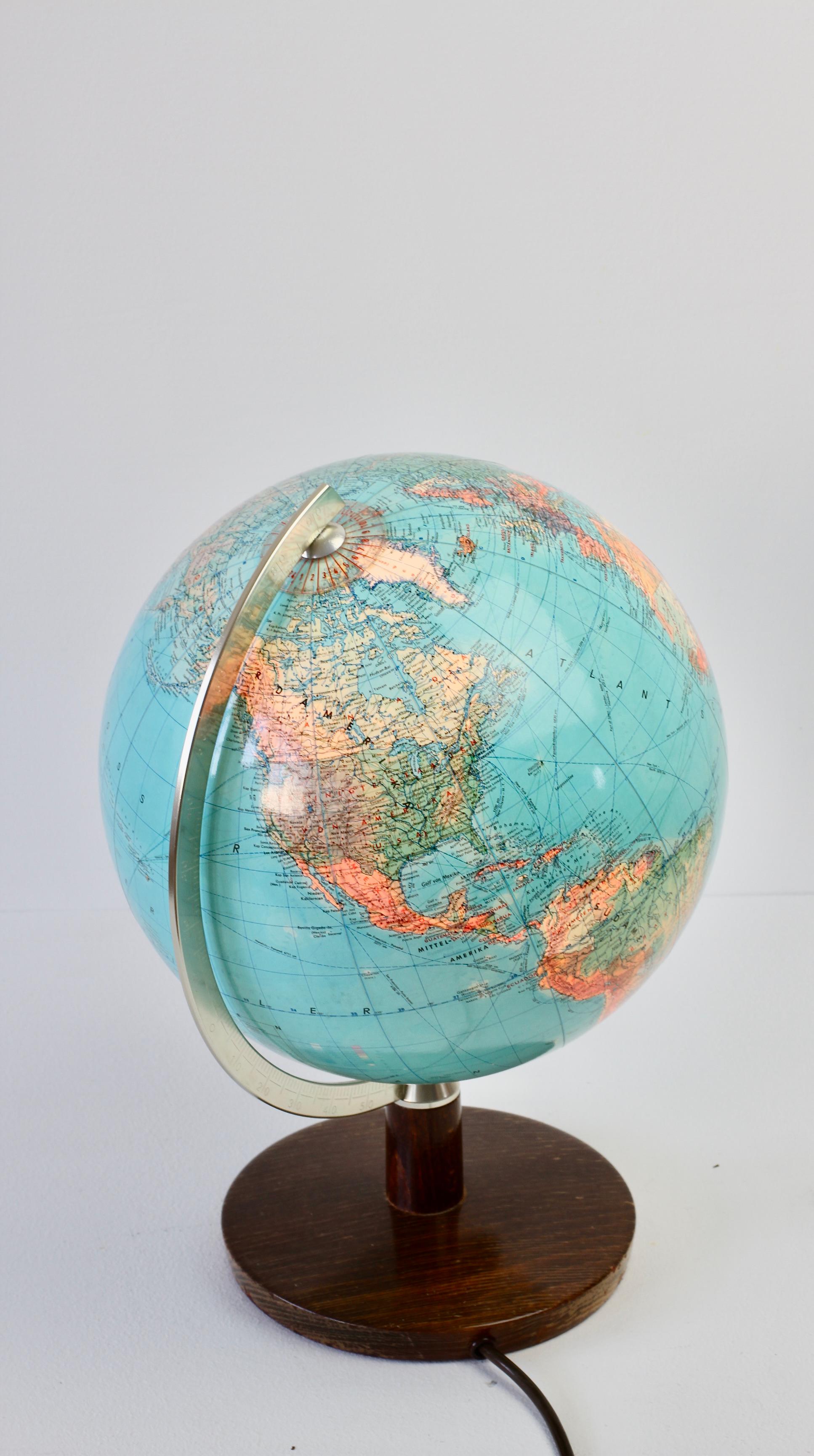 Allemand Lampe globe d'une carte du monde du milieu du siècle dernier par JRO Verlag Munich, circa 1970 en vente