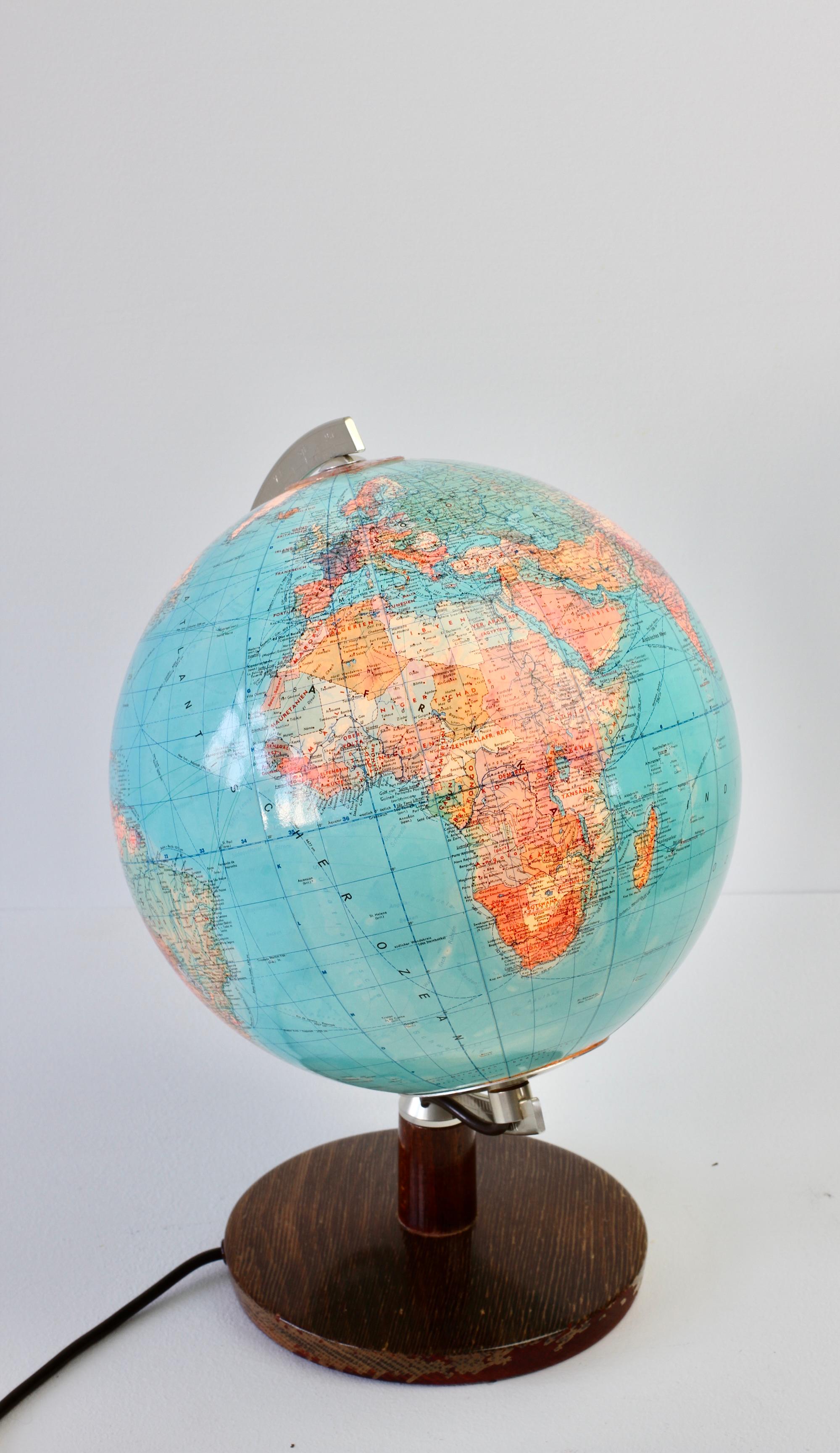 Lampe globe d'une carte du monde du milieu du siècle dernier par JRO Verlag Munich, circa 1970 Bon état - En vente à Landau an der Isar, Bayern