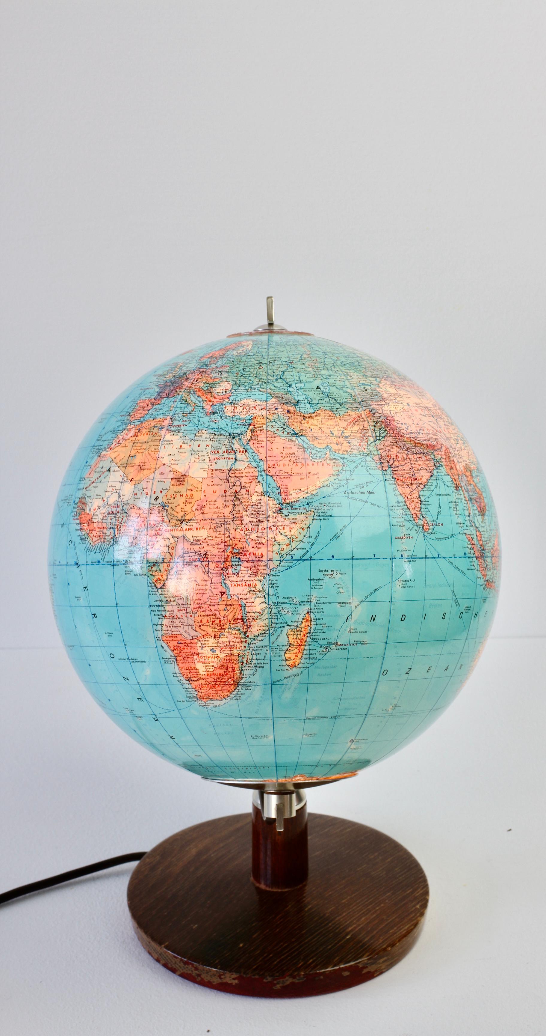 Papier Lampe globe d'une carte du monde du milieu du siècle dernier par JRO Verlag Munich, circa 1970 en vente
