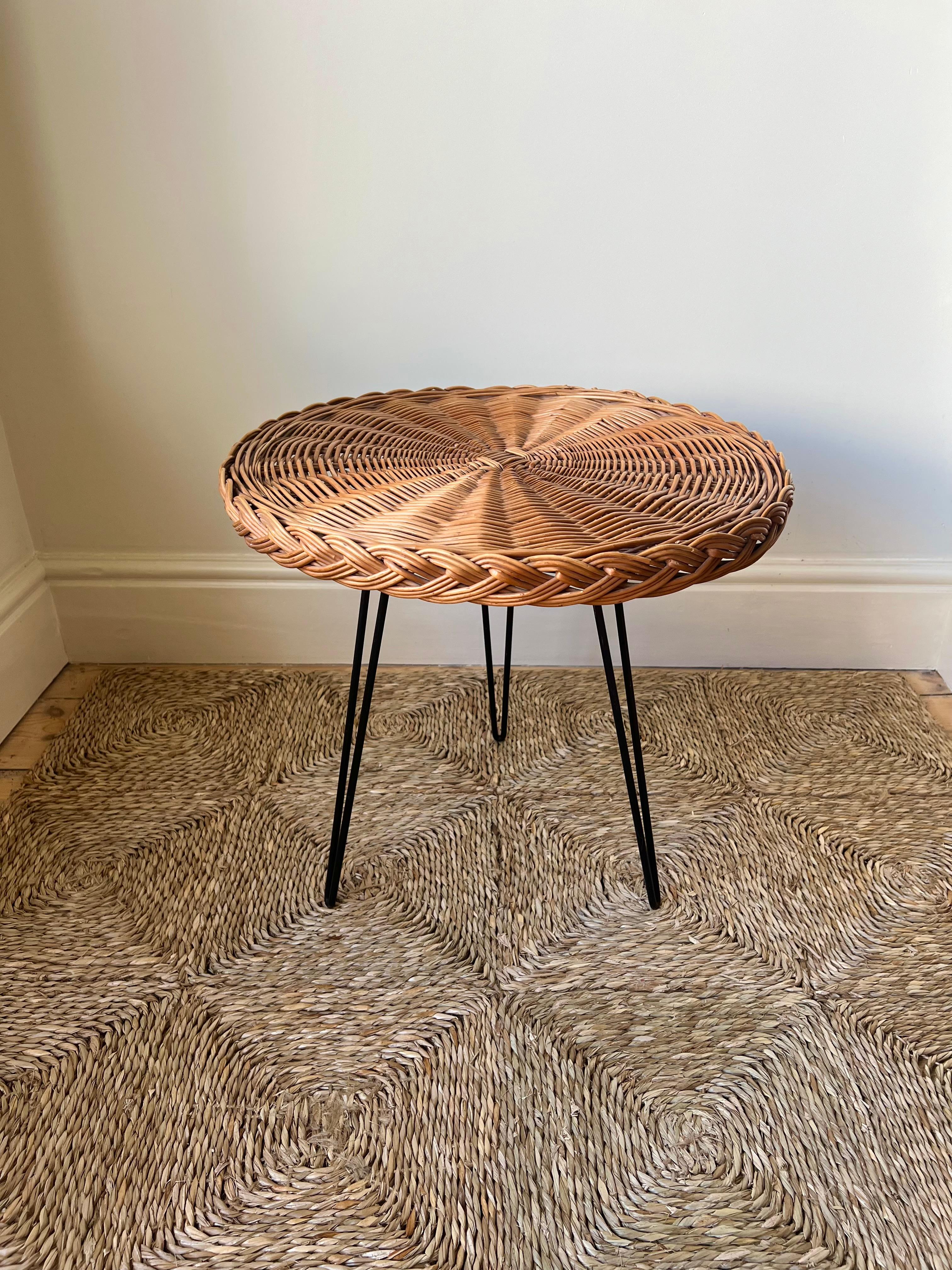 Table d'appoint ronde vintage de France, circa 1950-60.
 
Plateau en rotin tressé avec une belle tonalité sur des pieds en épingle à cheveux en métal noir contrastant.

En excellent état d'origine vintage avec de légers signes d'âge. Aucun