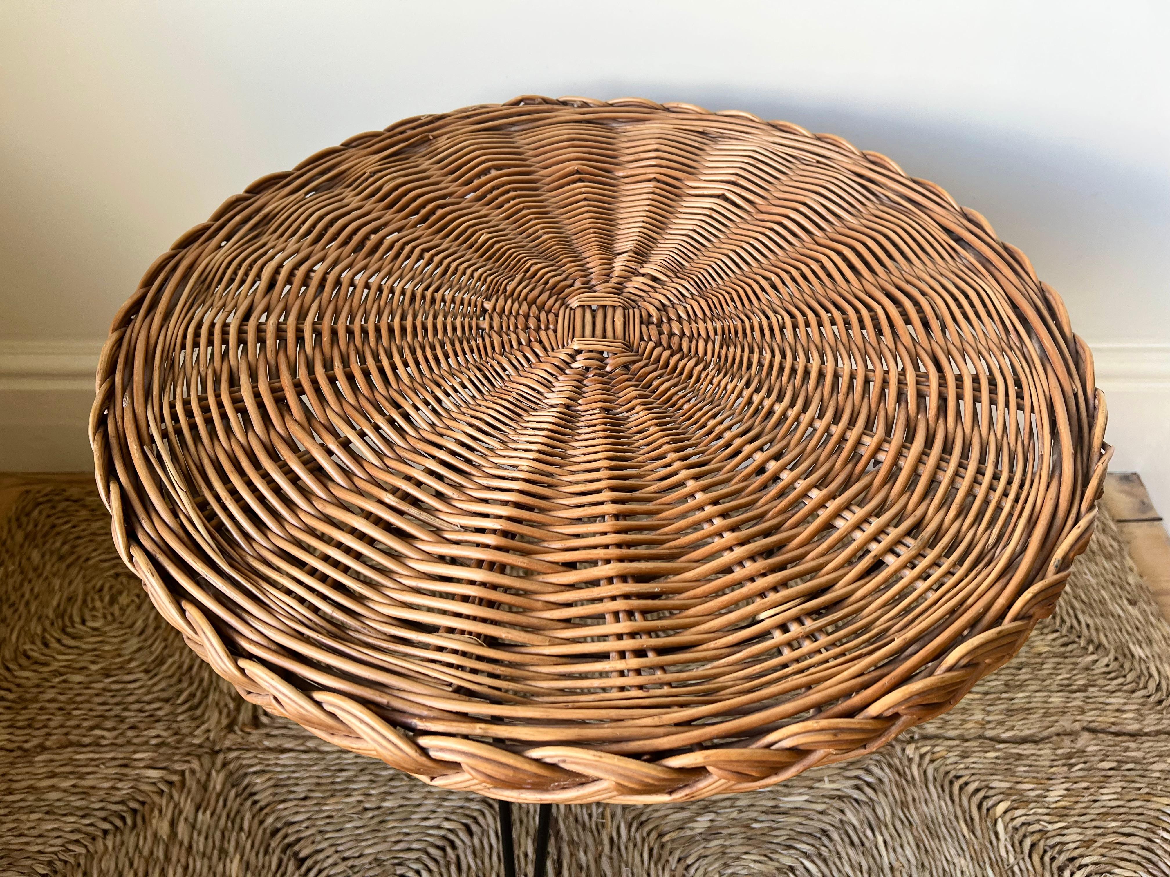 20ième siècle Table d'appoint vintage en rotin tressé du milieu du siècle sur pieds en épingle à cheveux. France c.I.C. 60 en vente