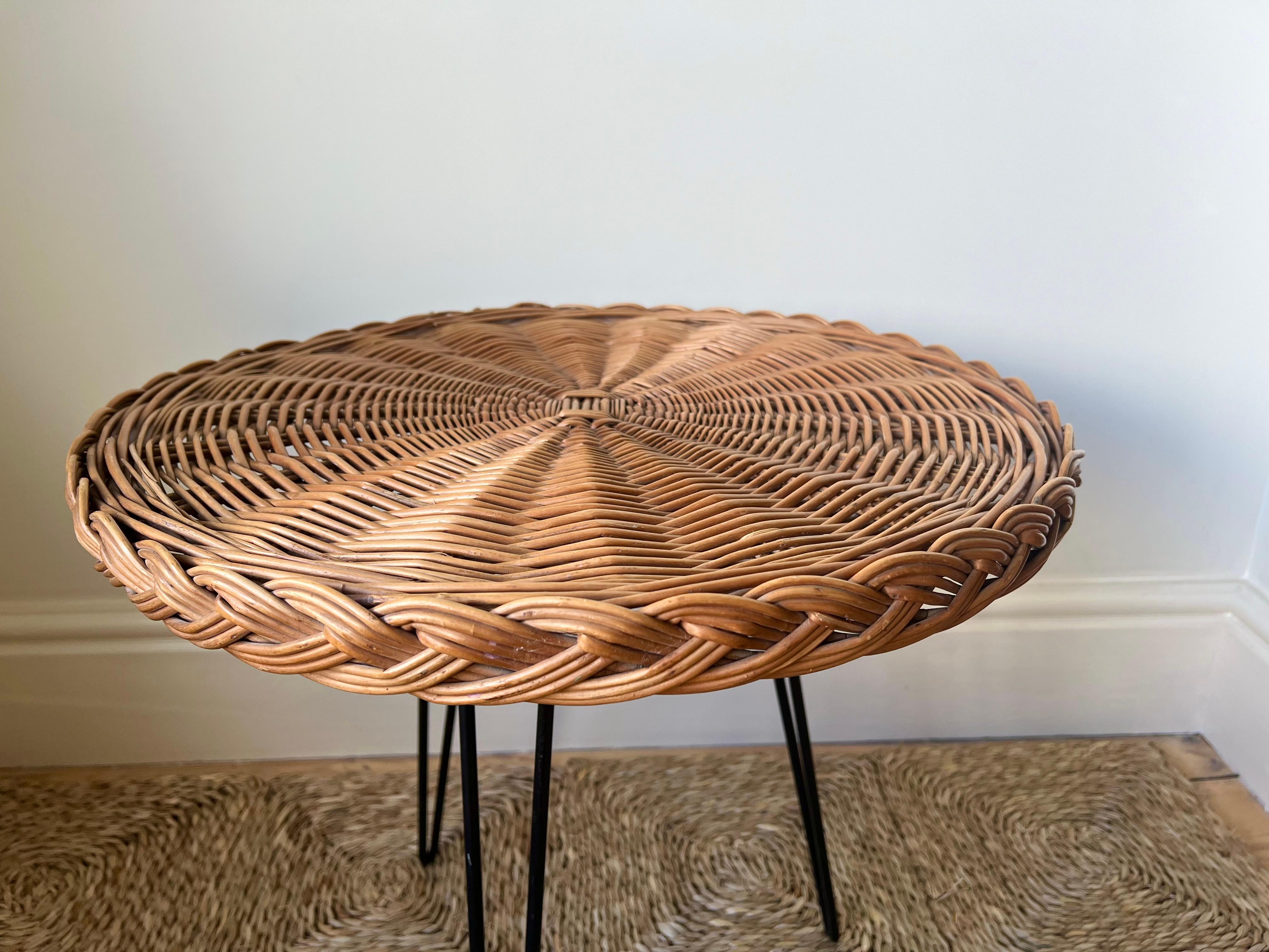 Acier Table d'appoint vintage en rotin tressé du milieu du siècle sur pieds en épingle à cheveux. France c.I.C. 60 en vente