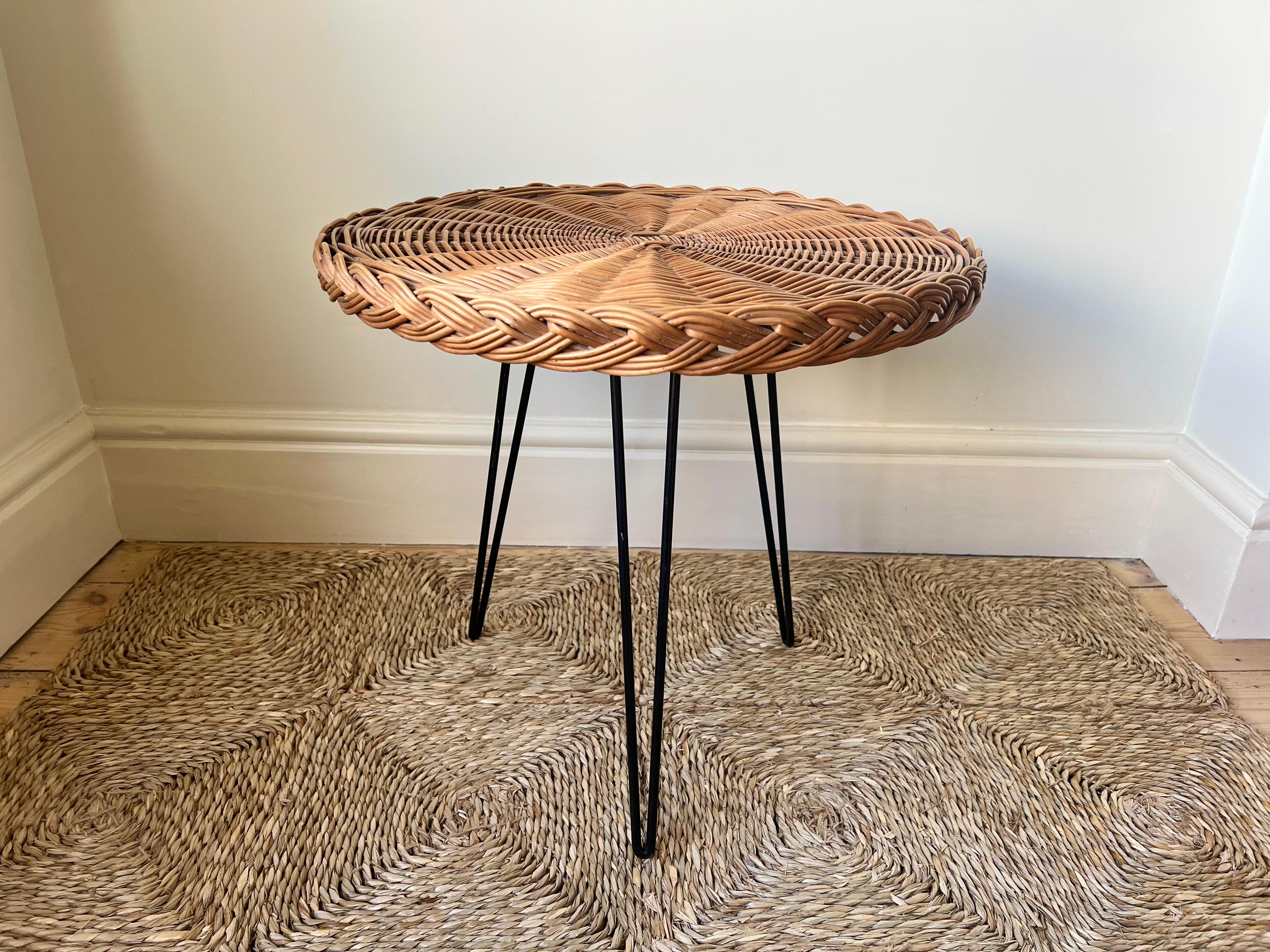 Table d'appoint vintage en rotin tressé du milieu du siècle sur pieds en épingle à cheveux. France c.I.C. 60 en vente 1