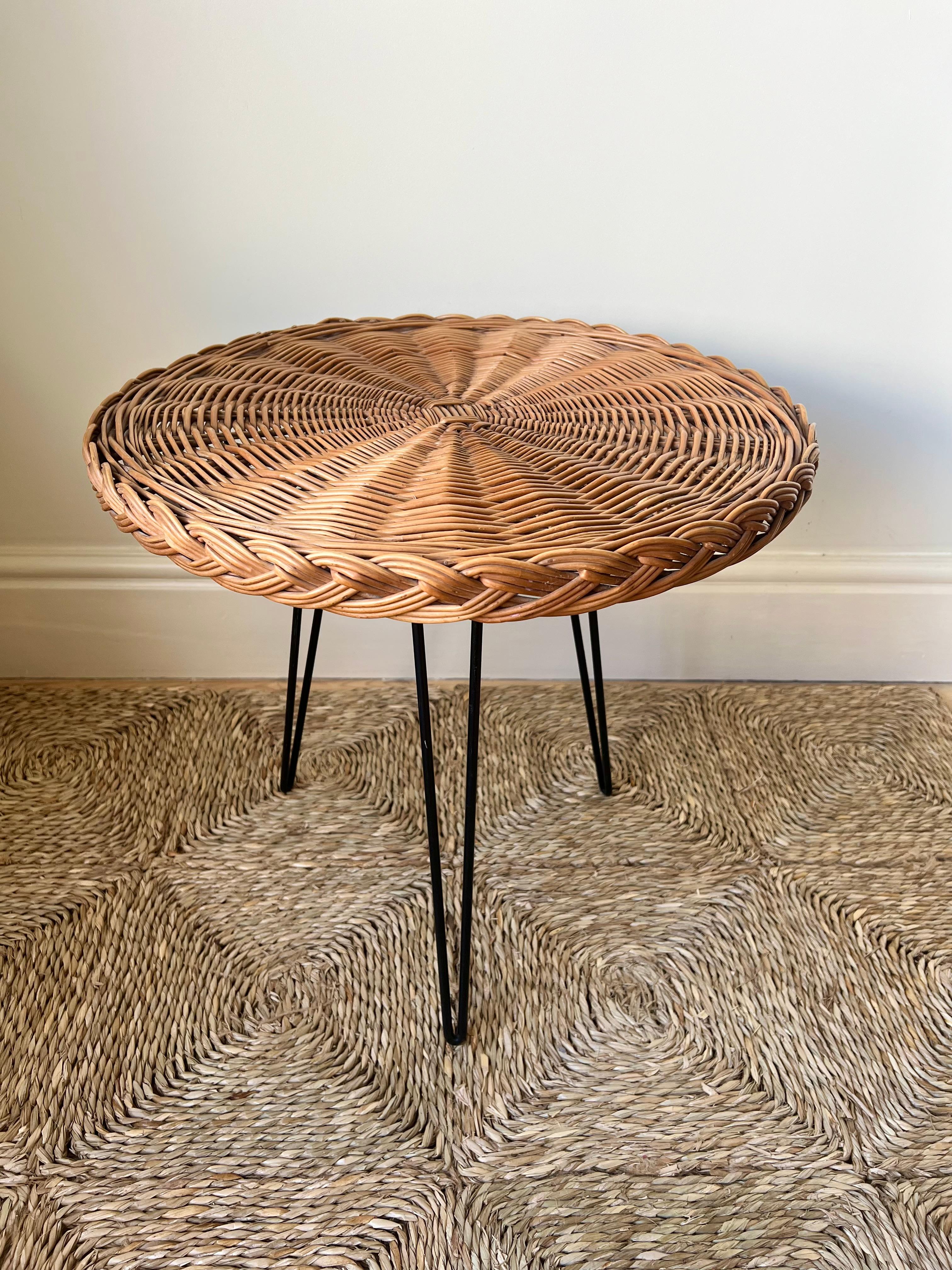 Table d'appoint vintage en rotin tressé du milieu du siècle sur pieds en épingle à cheveux. France c.I.C. 60 en vente 2