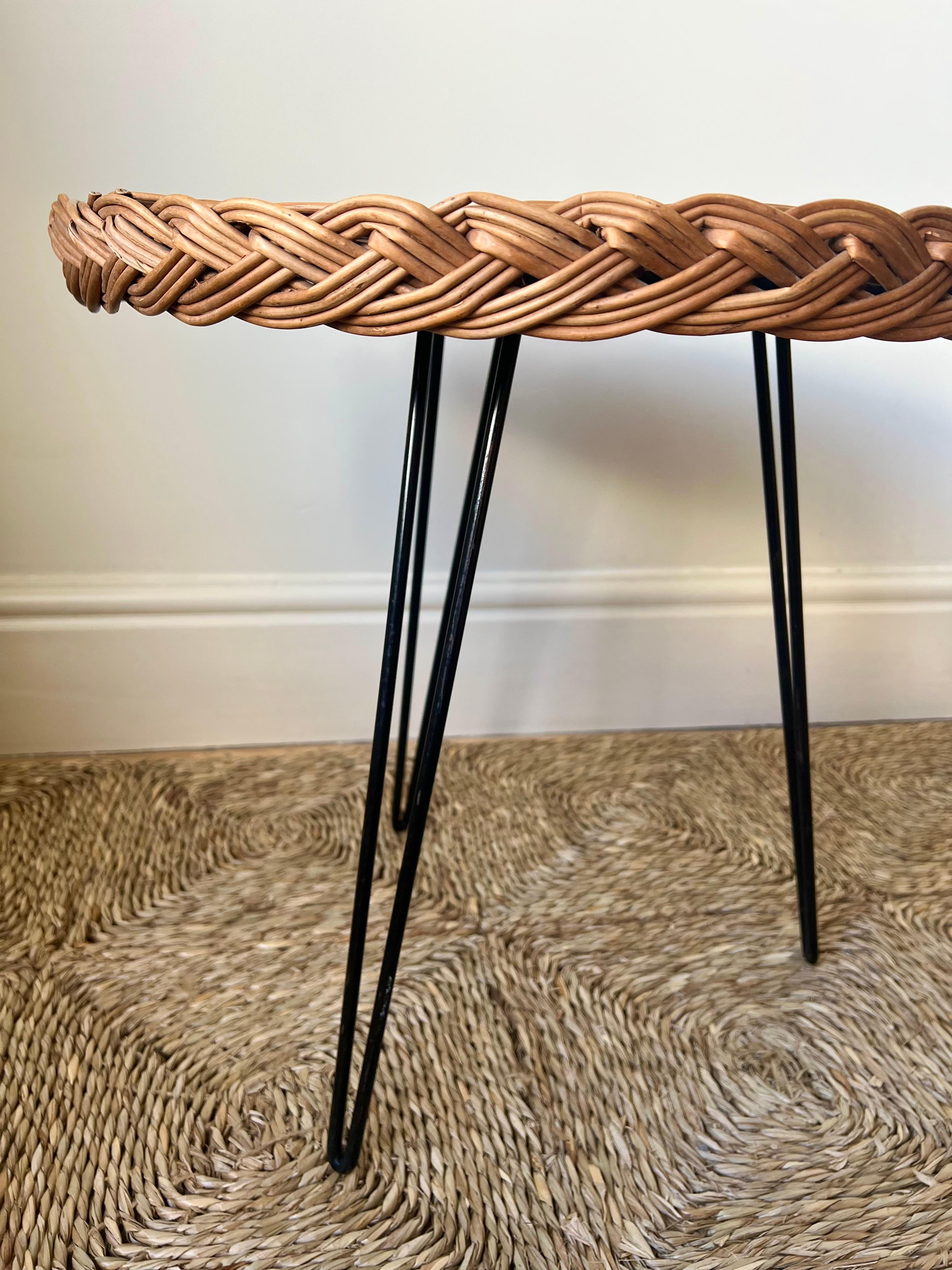 Table d'appoint vintage en rotin tressé du milieu du siècle sur pieds en épingle à cheveux. France c.I.C. 60 en vente 3