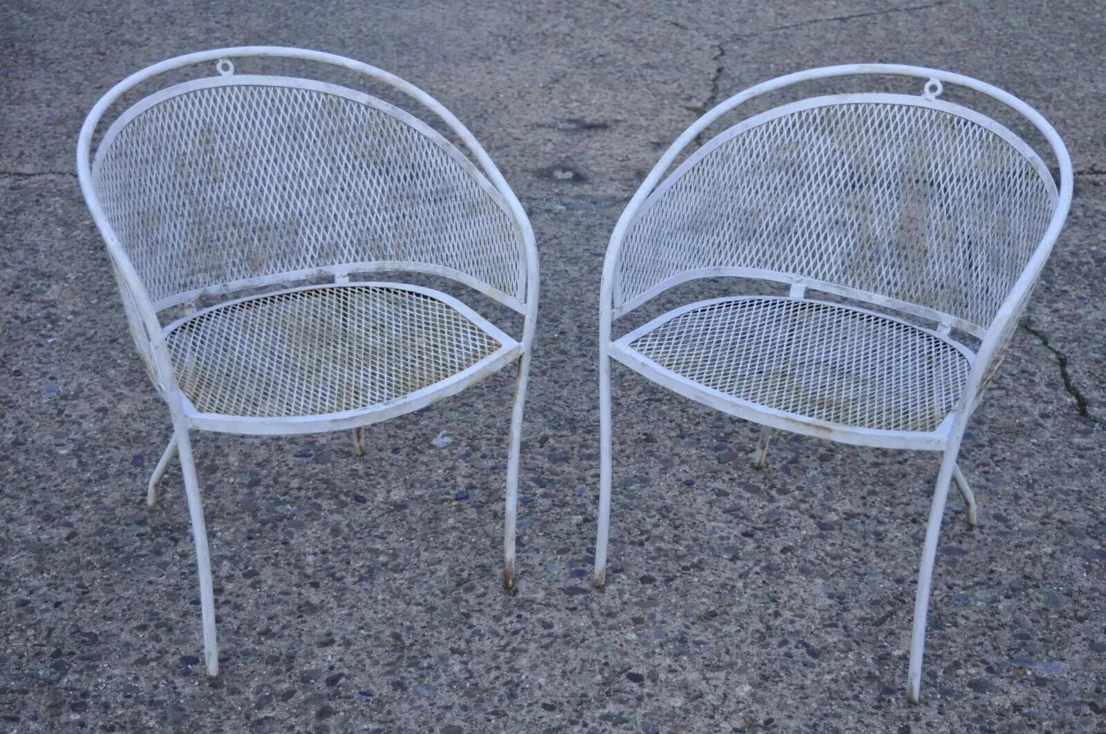Vintage Mid Century Modern Wrought Iron Barrel Back Patio Dining Arm Chairs - Set von 6. Listing umfasst (6) Sessel, Schmiedeeisen Konstruktion, verjüngte Beine, klare modernistische Linien, Qualität amerikanischer Handwerkskunst. Circa Mitte des