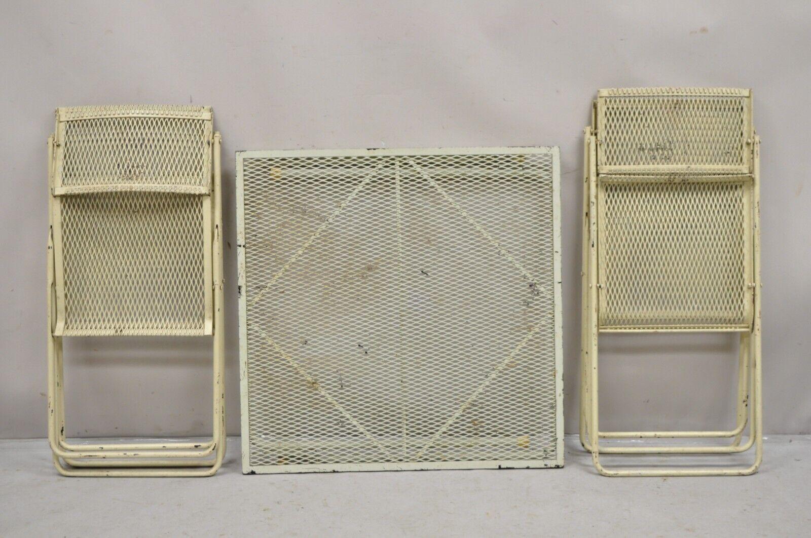 Vintage Mid Century Wrought Iron Industrial Folding Card Game Table Set 5 Pc Set. L'article comprend 4 chaises pliantes avec dossiers pivotants et une table pliante, cadres en maille métallique en fer, design pliant, finition peinte beige, ensemble