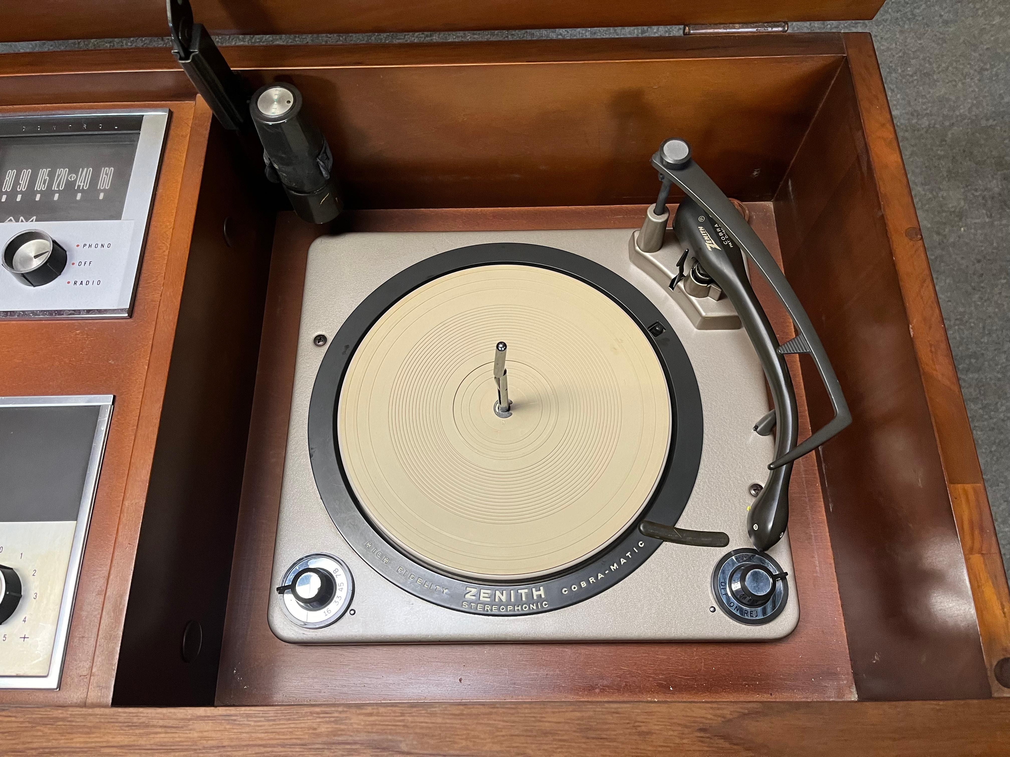 Vintage Zenith Stereo-Konsole/Record-Spieler, Mid-Century (Holzarbeit) im Angebot