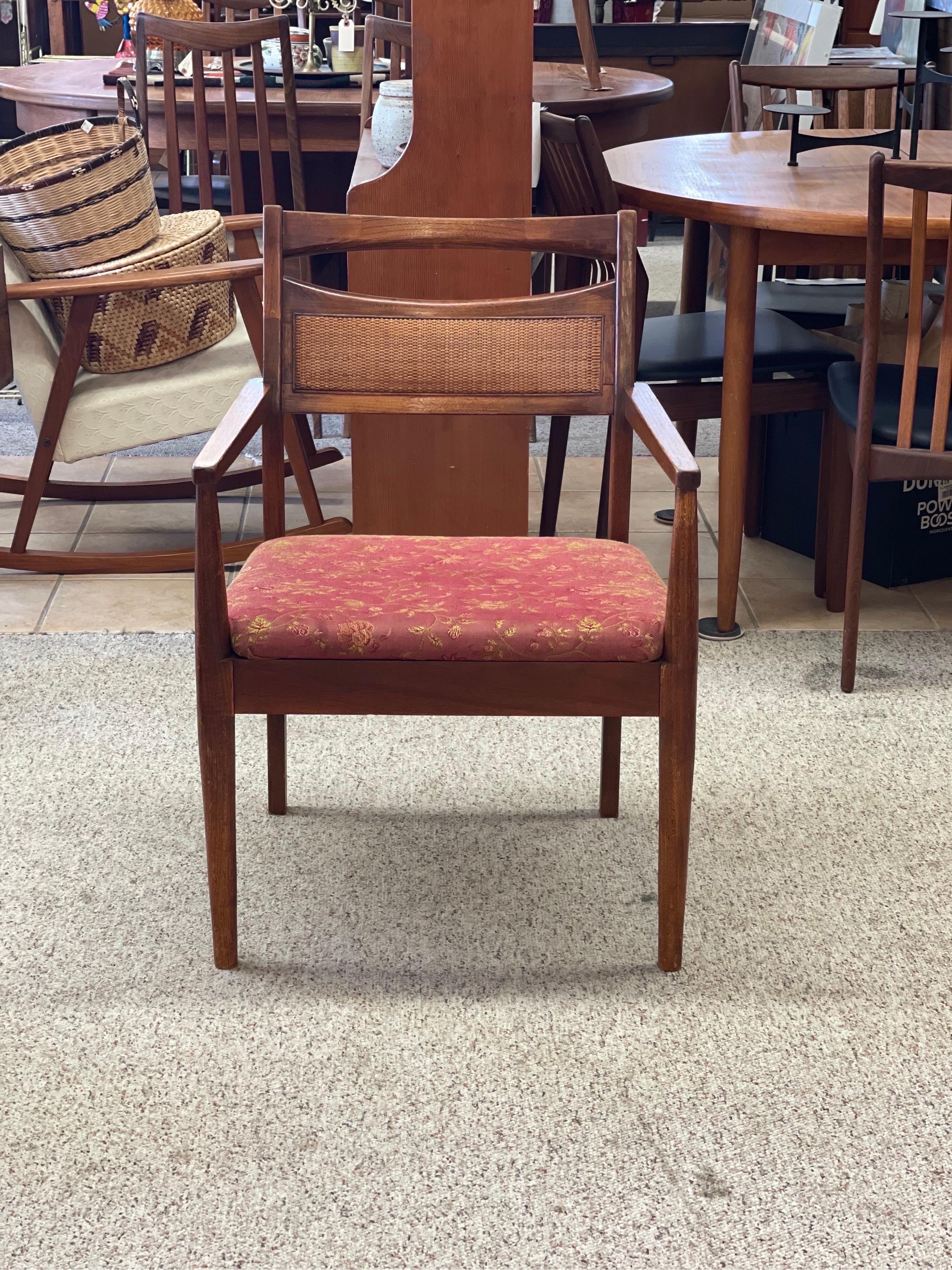 Vintage Mid-Centuryr Modern Chair

Dimensions. 22 1/2 W ; 23 1/2 D ; 32 H

Seat Height. 18.