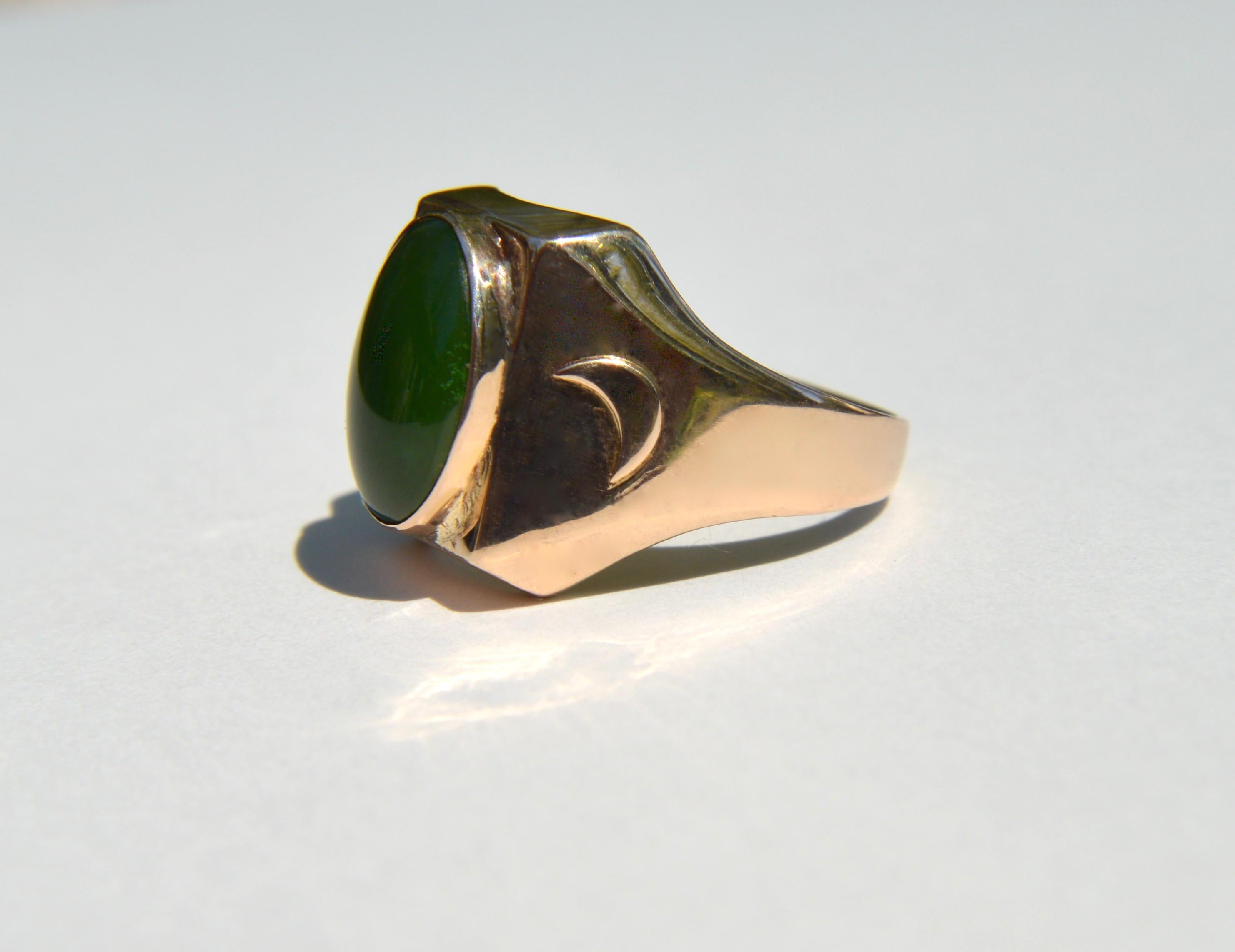 Vintage Midcentury 18 Karat Gold 6 Carat Jade Crescent Moon Signet Ring In Good Condition For Sale In Crownsville, MD