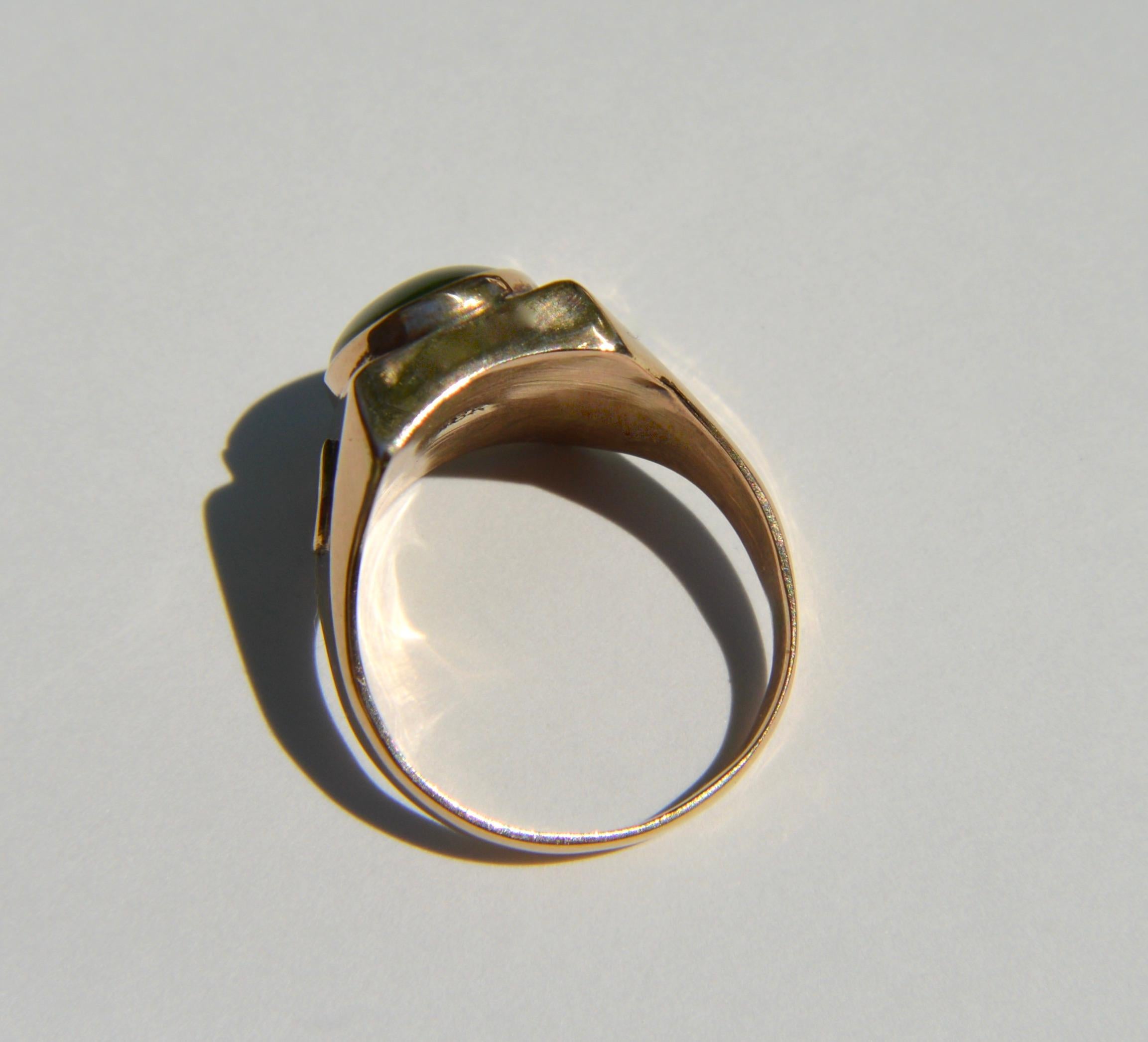 Vintage Midcentury 18 Karat Gold 6 Carat Jade Crescent Moon Signet Ring For Sale 1