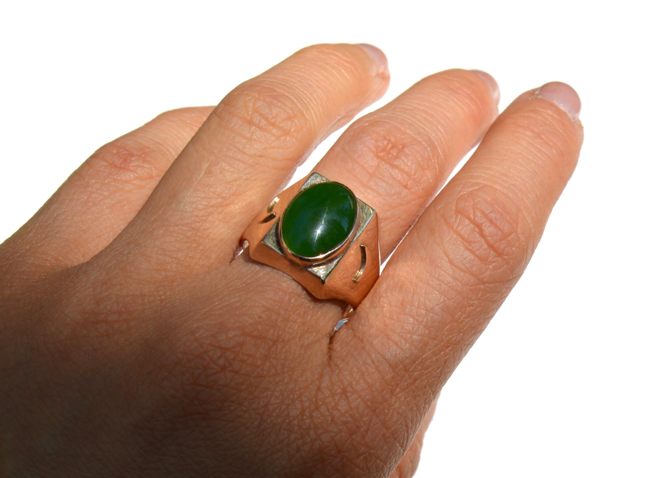 Vintage Midcentury 18 Karat Gold 6 Carat Jade Crescent Moon Signet Ring For Sale 2