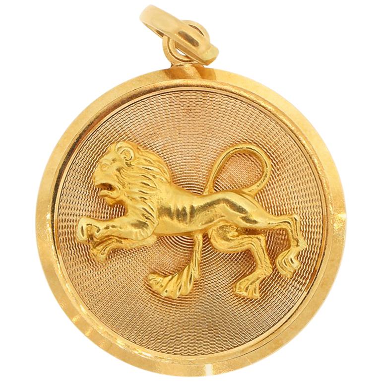 Vintage Midcentury 18 Karat Yellow Gold Zodiac Leo Disc Charm Pendant