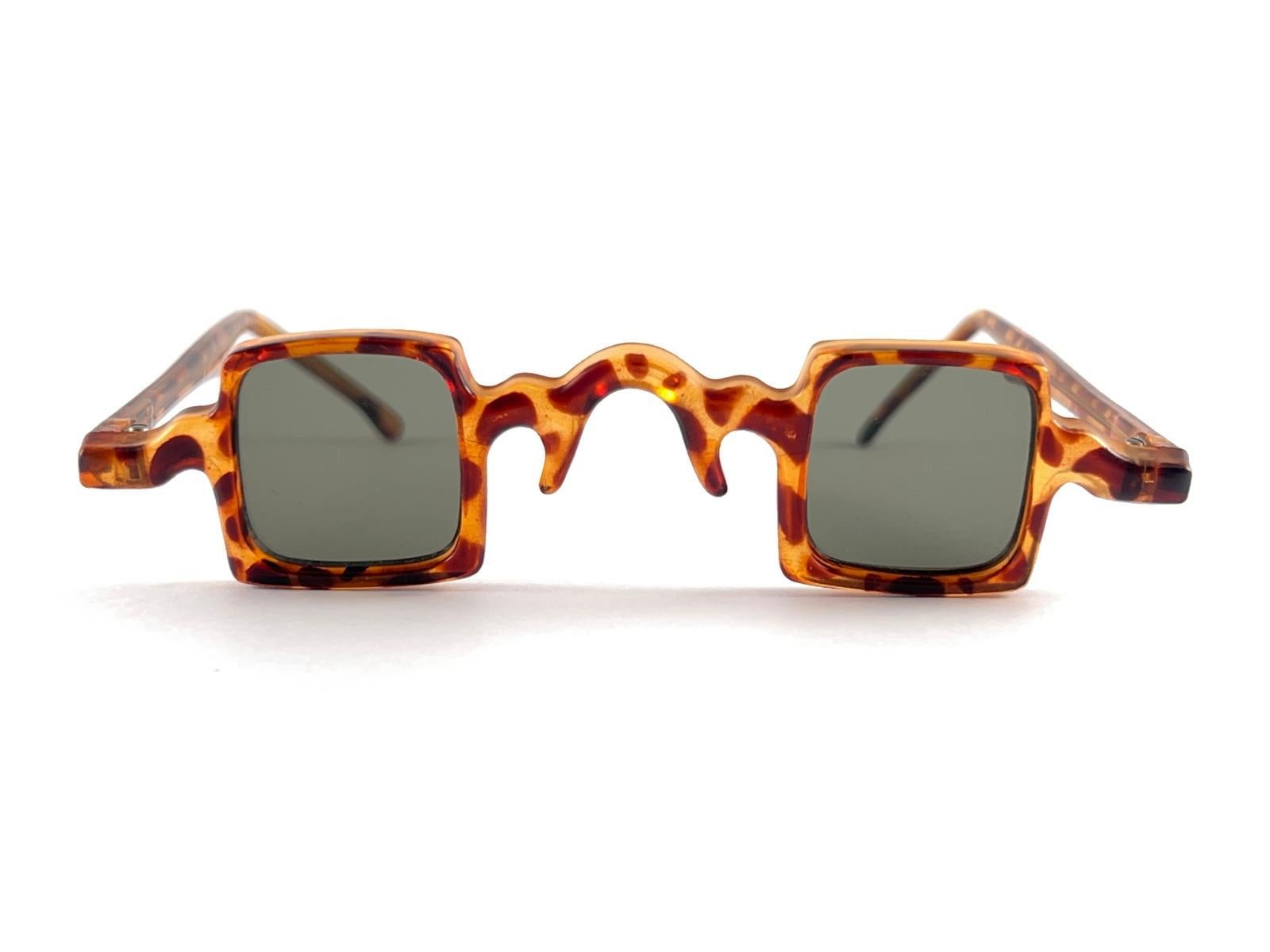 
Vintage Midcentury Small Tortoise Square 1950'S Rahmen
Dieser Artikel kann geringe Anzeichen von Verschleiß aufgrund der Lagerung zeigen


Hergestellt in Frankreich


Vorderseite                                      12,5 cm 
Höhe der Linse         