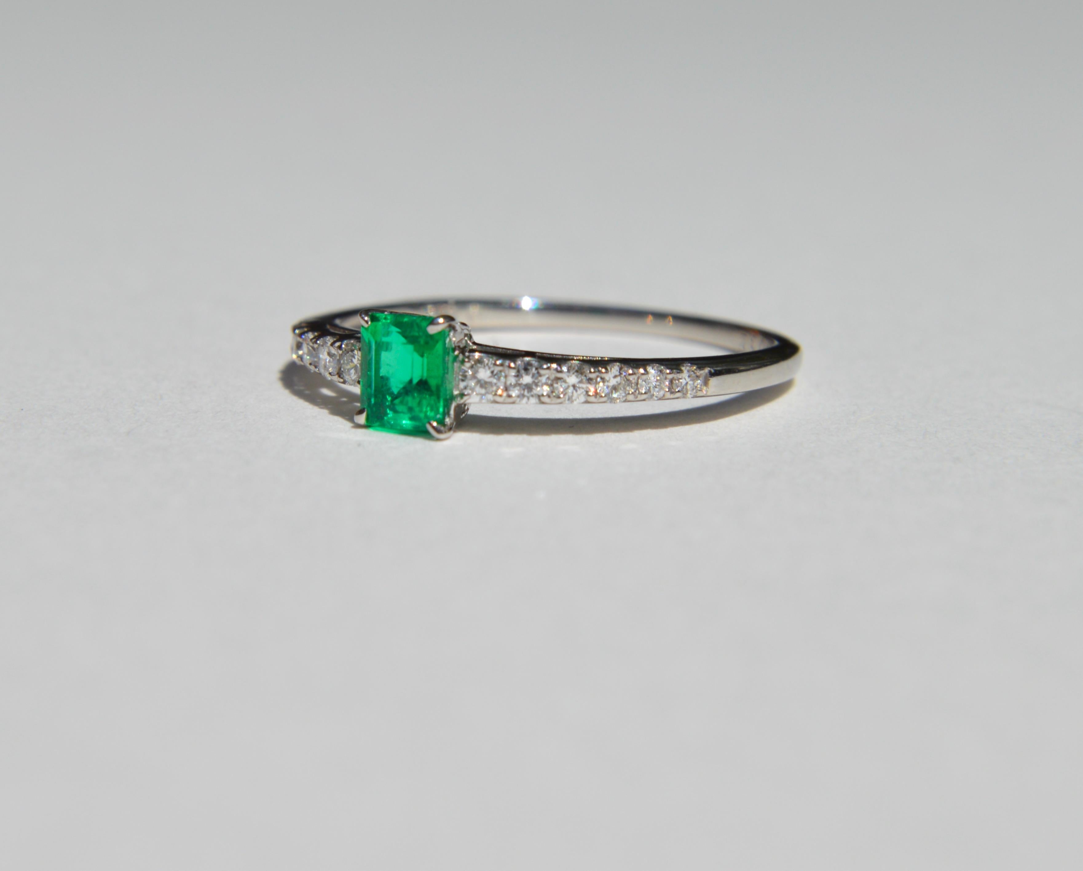 Modernist Vintage Midcentury .45 Carat Colombian Emerald Diamond Platinum Ring For Sale