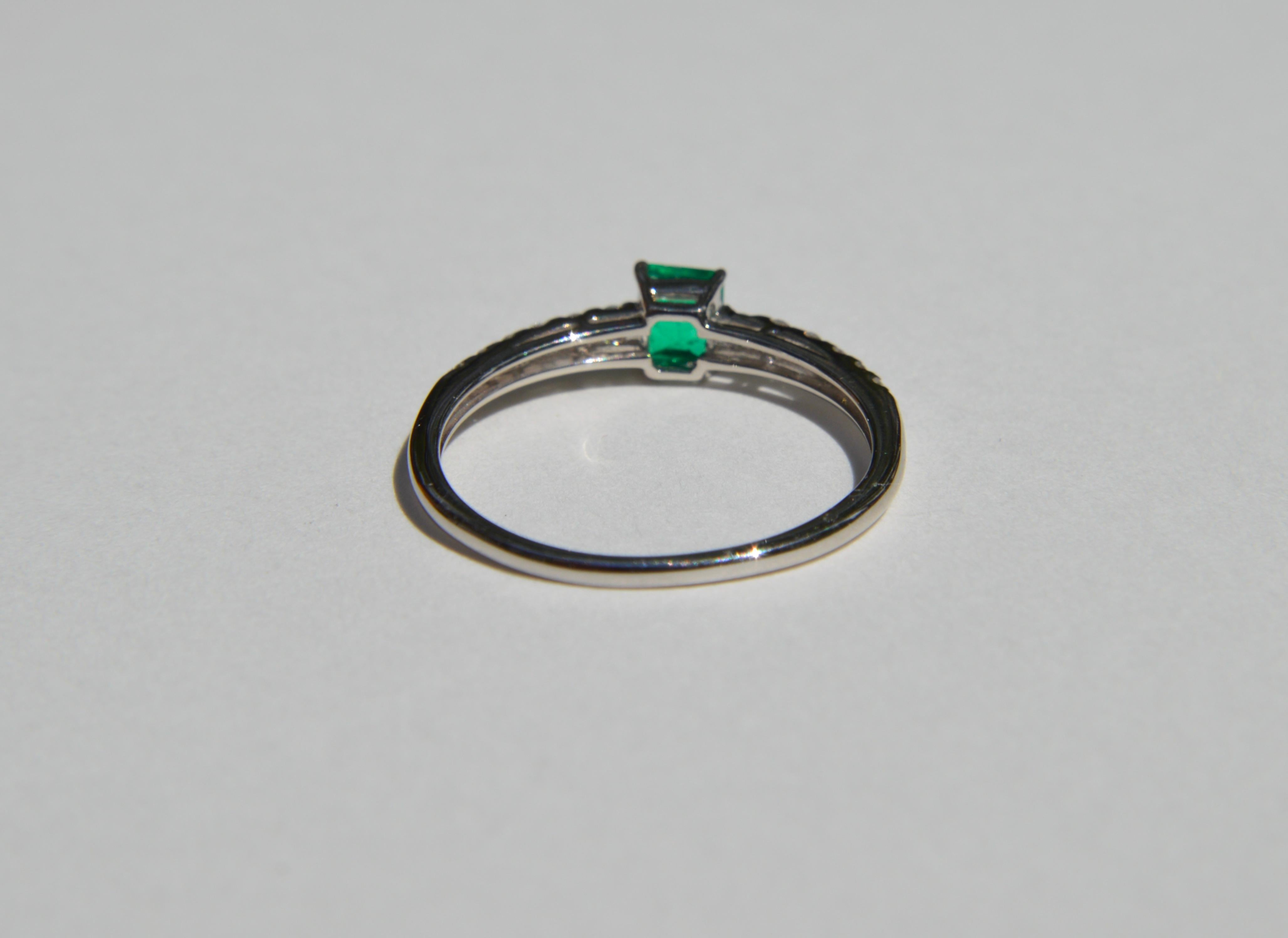 Emerald Cut Vintage Midcentury .45 Carat Colombian Emerald Diamond Platinum Ring For Sale