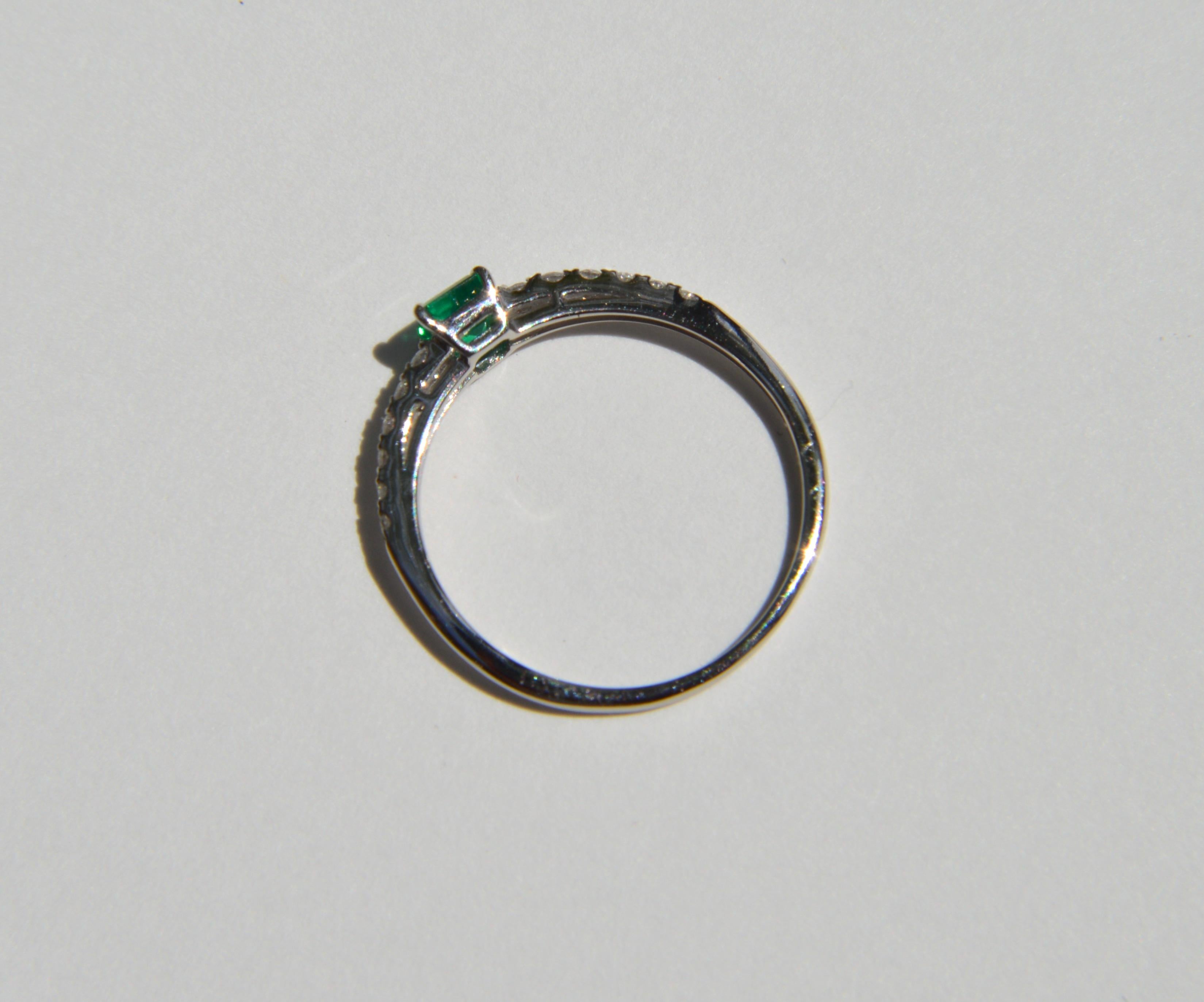 Vintage Midcentury .45 Carat Colombian Emerald Diamond Platinum Ring In Good Condition For Sale In Crownsville, MD