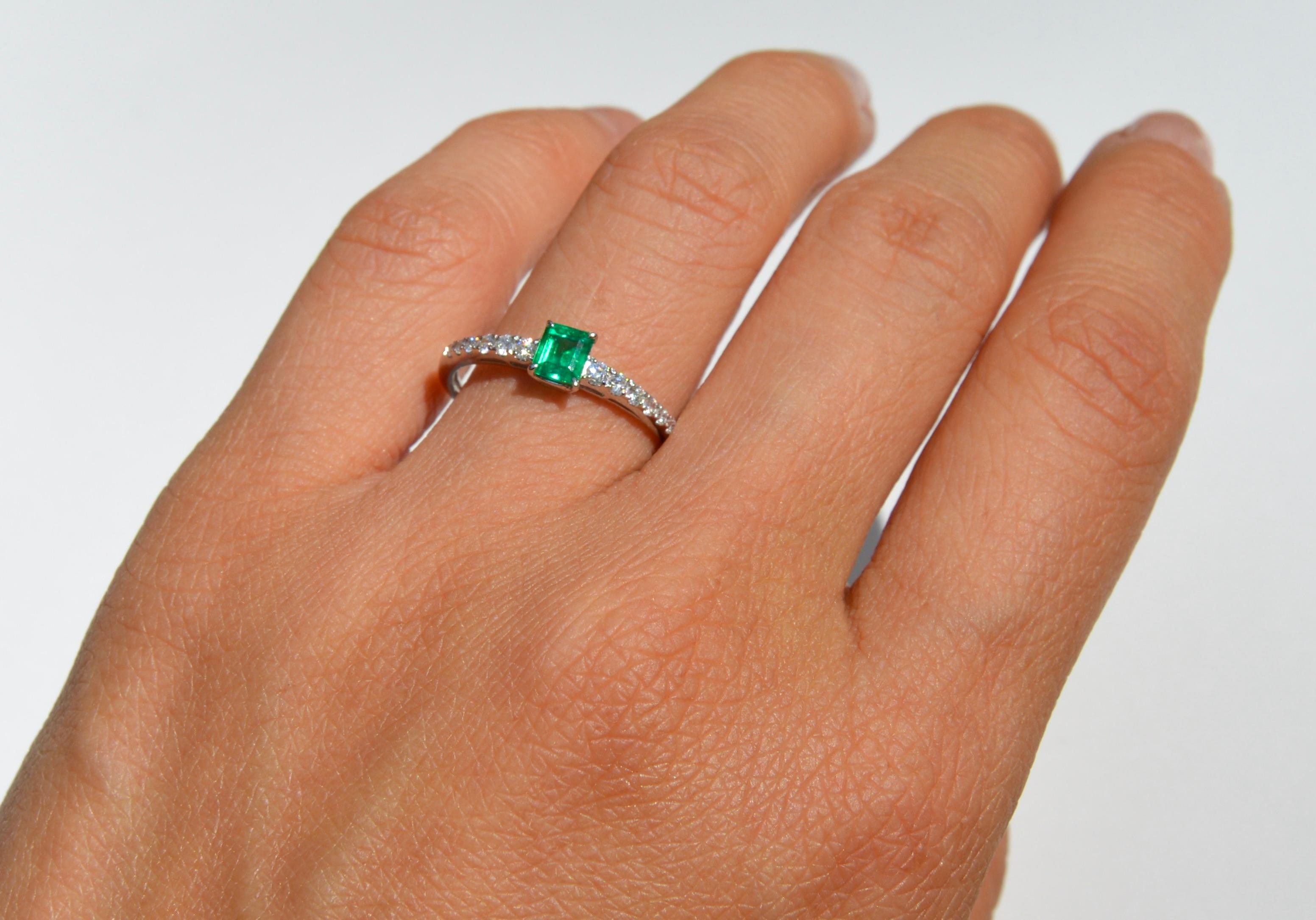 Women's Vintage Midcentury .45 Carat Colombian Emerald Diamond Platinum Ring For Sale