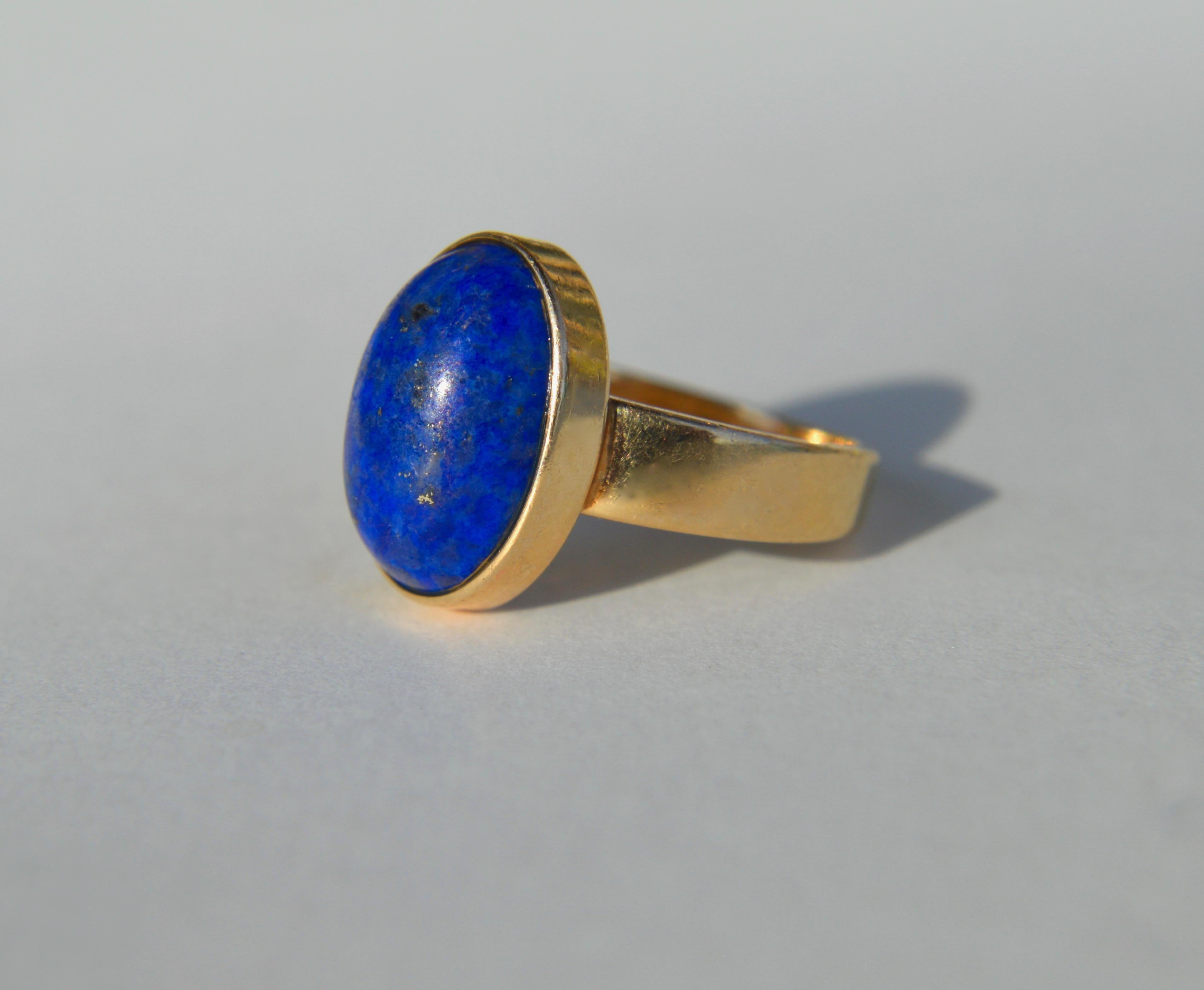 Modernist Vintage Midcentury 5.81 Carat Lapis Lazuli 14 Karat Gold Oval Cabochon Ring
