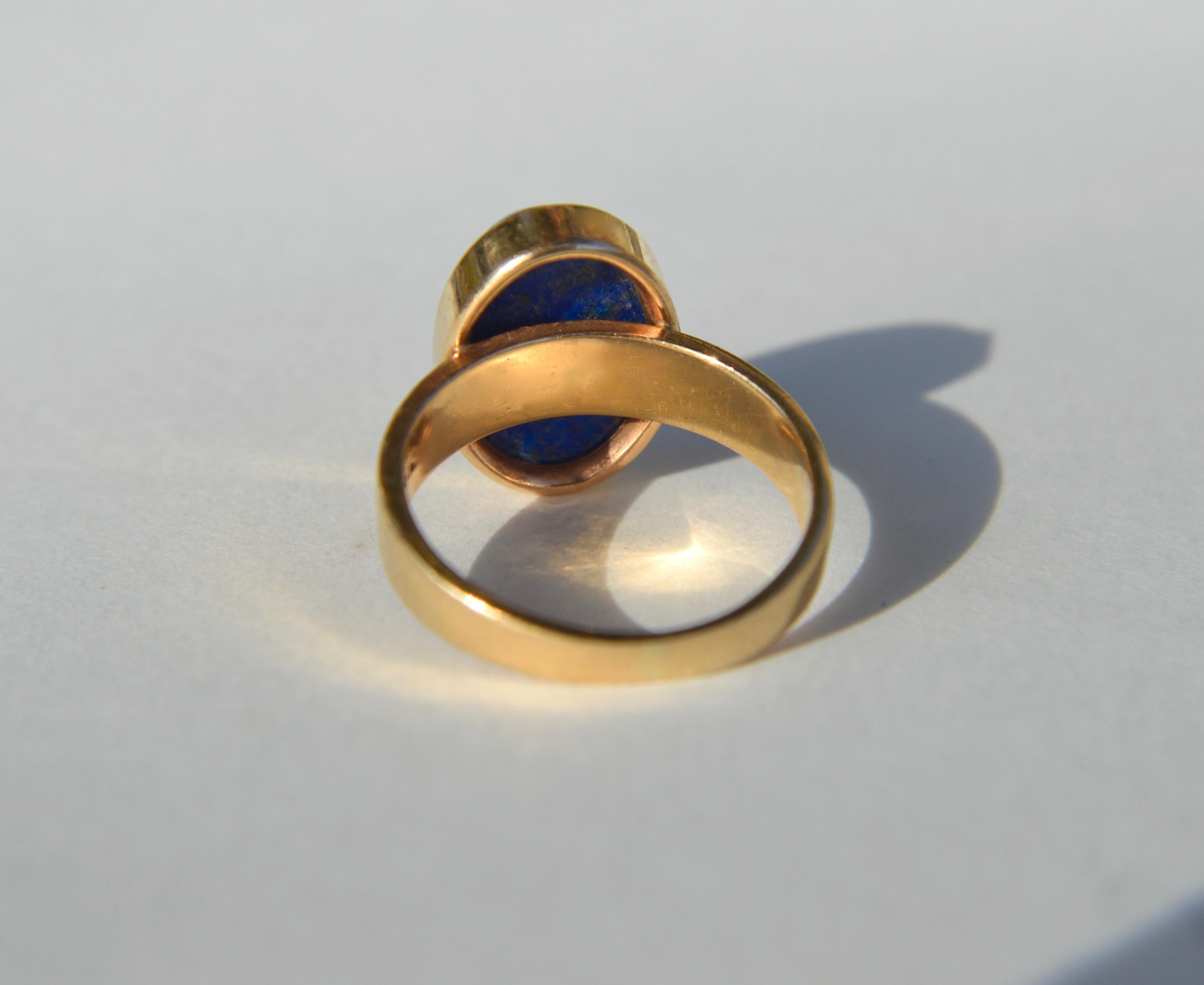 Oval Cut Vintage Midcentury 5.81 Carat Lapis Lazuli 14 Karat Gold Oval Cabochon Ring