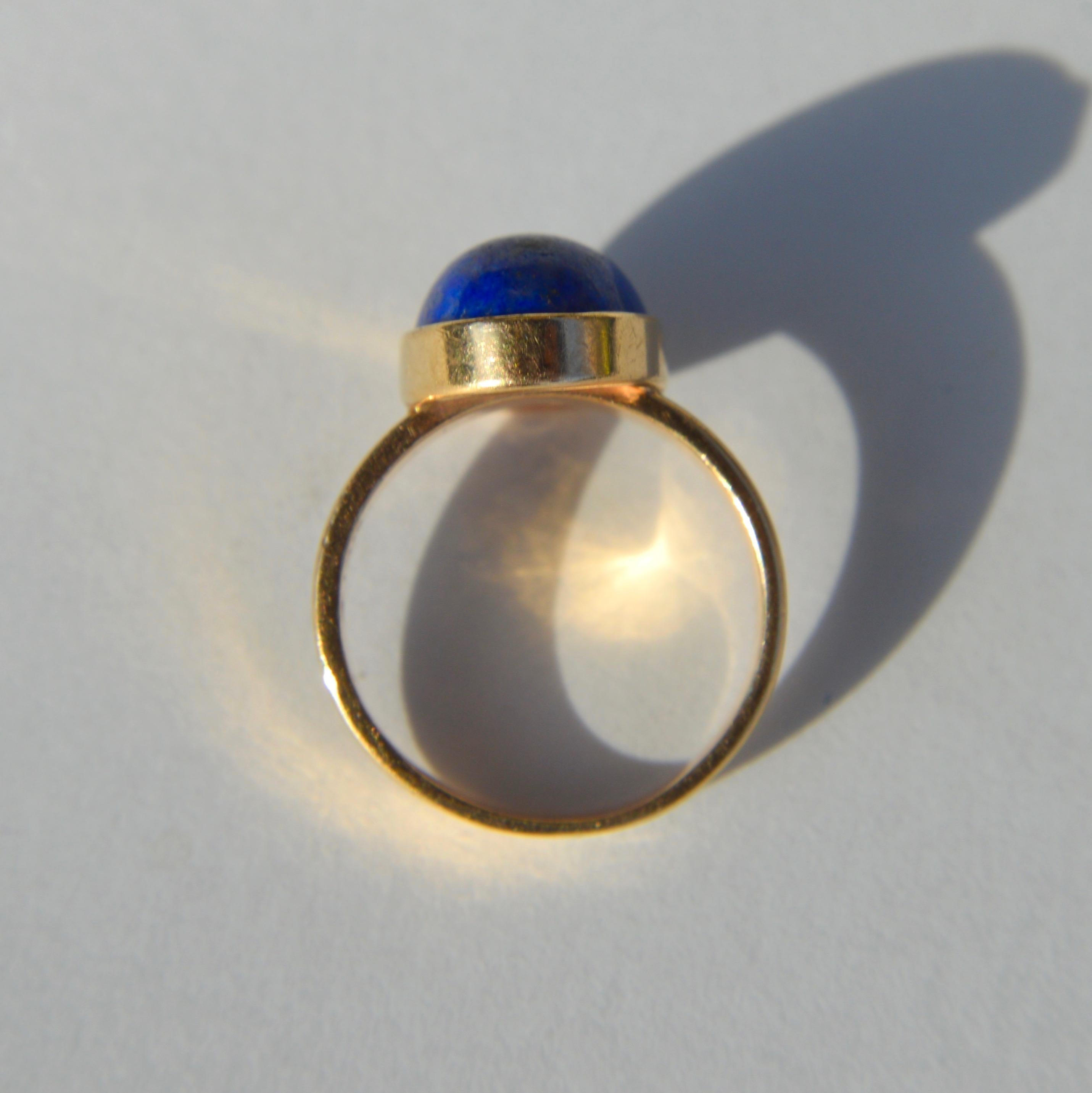 Vintage Midcentury 5.81 Carat Lapis Lazuli 14 Karat Gold Oval Cabochon Ring In Good Condition In Crownsville, MD