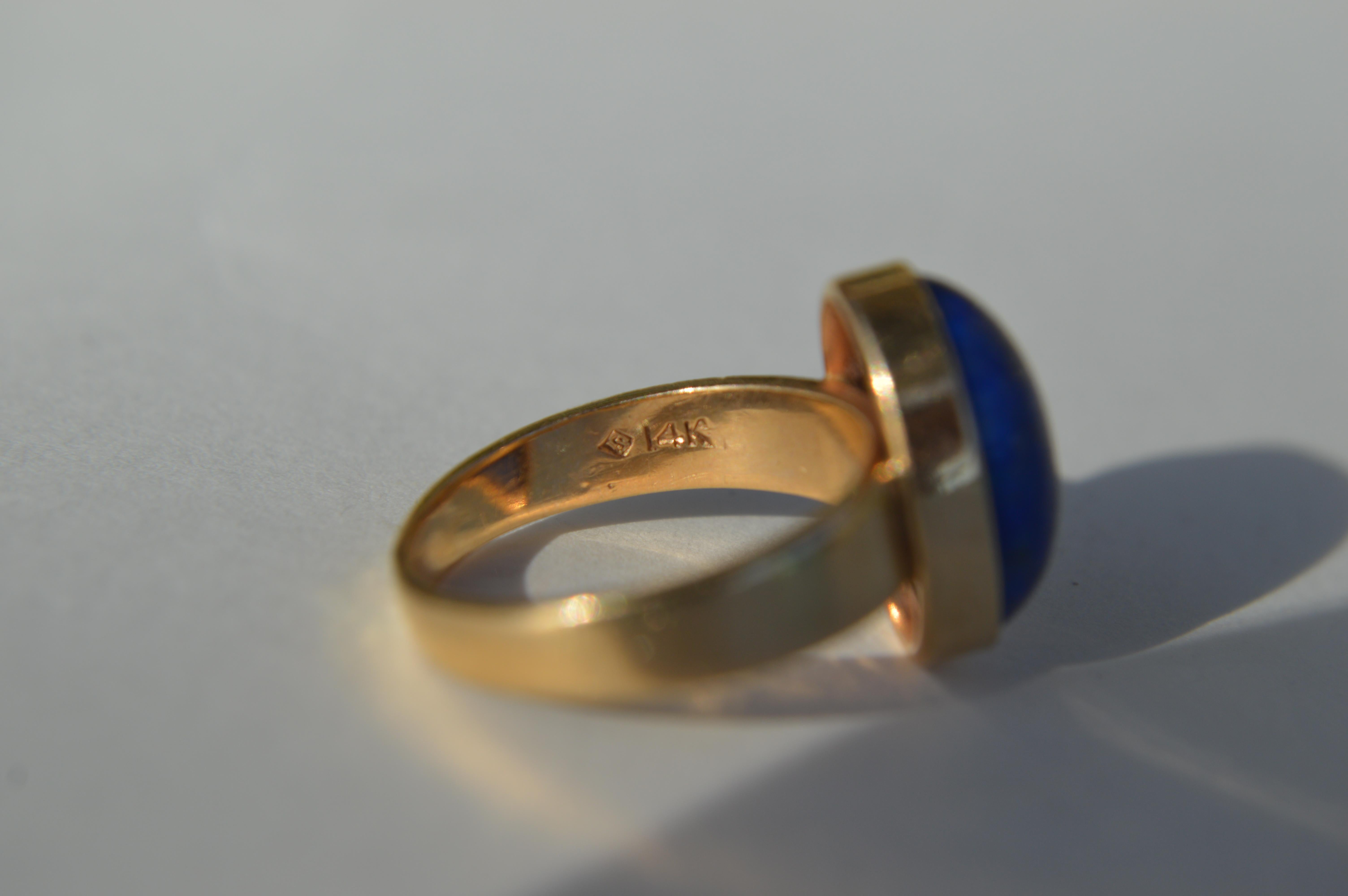 Women's Vintage Midcentury 5.81 Carat Lapis Lazuli 14 Karat Gold Oval Cabochon Ring