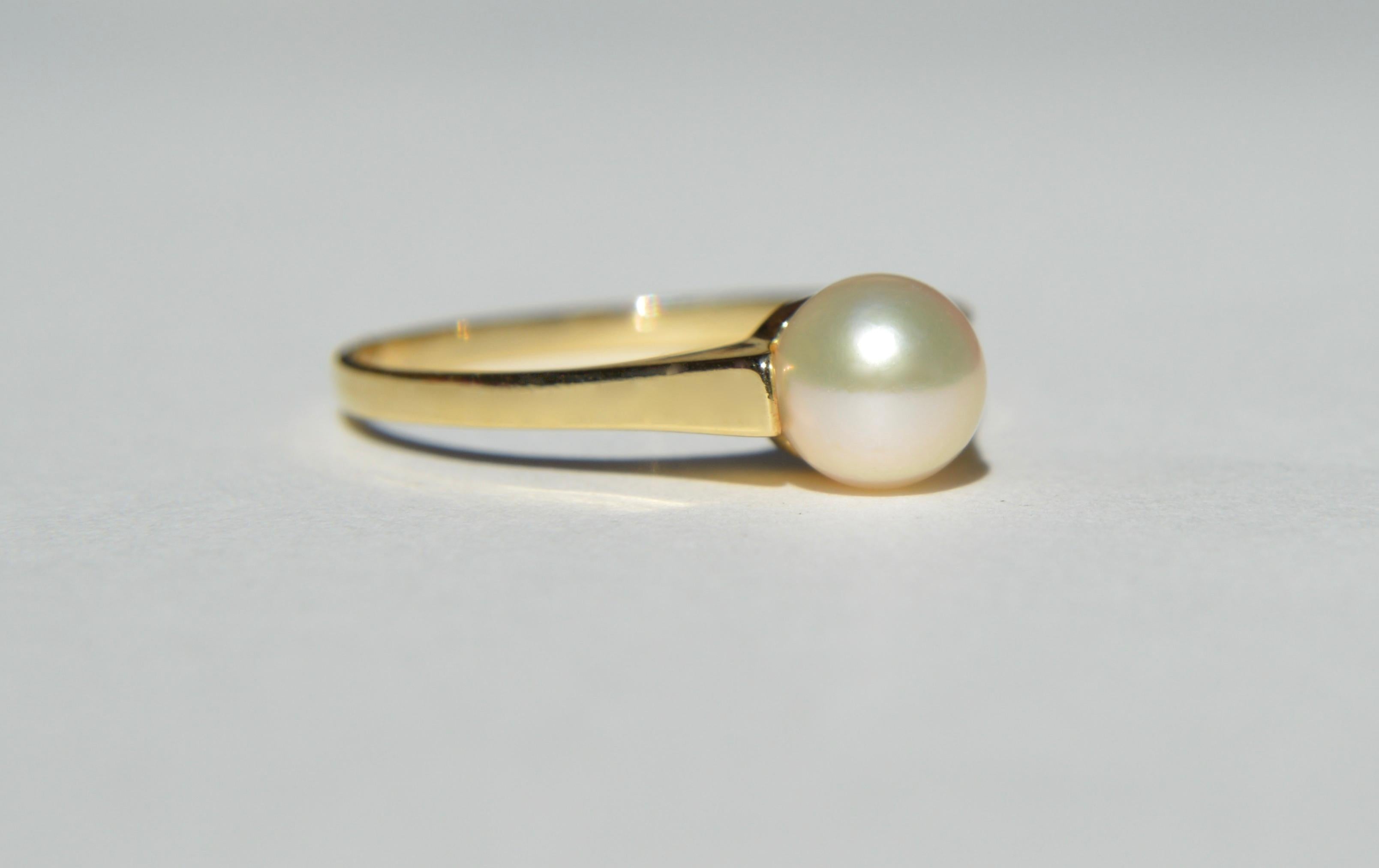 Vintage Midcentury era c1960s Akoya pearl 14K yellow gold solitaire ring. Size 7.25, can be resized by a jeweler. Marked as 585 for 14K gold. In excellent condition. Ring weighs 1.61 grams. Pearl measures 6mm in diameter and has a creamy, off white