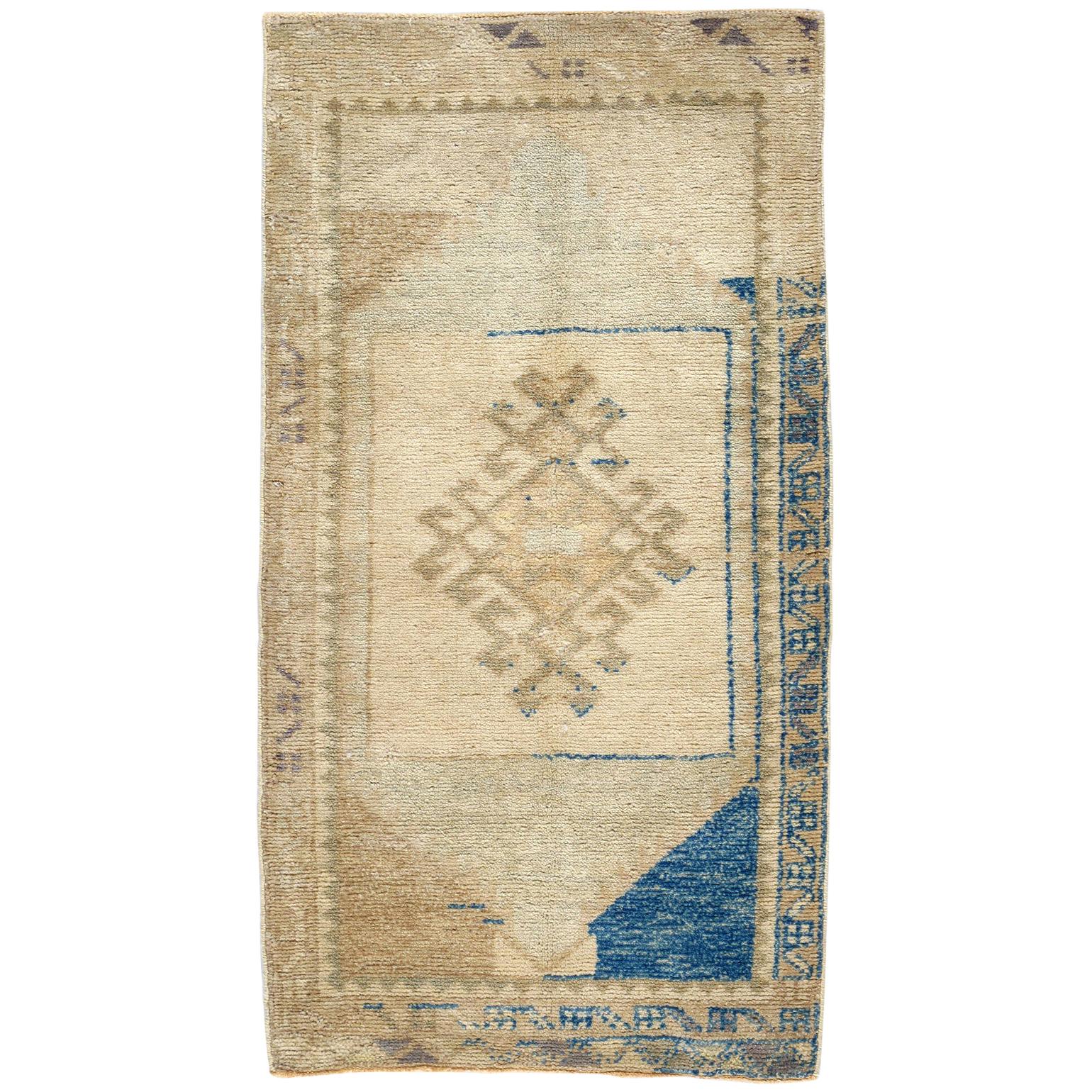 Alfombra tribal anatolia vintage de mediados de siglo