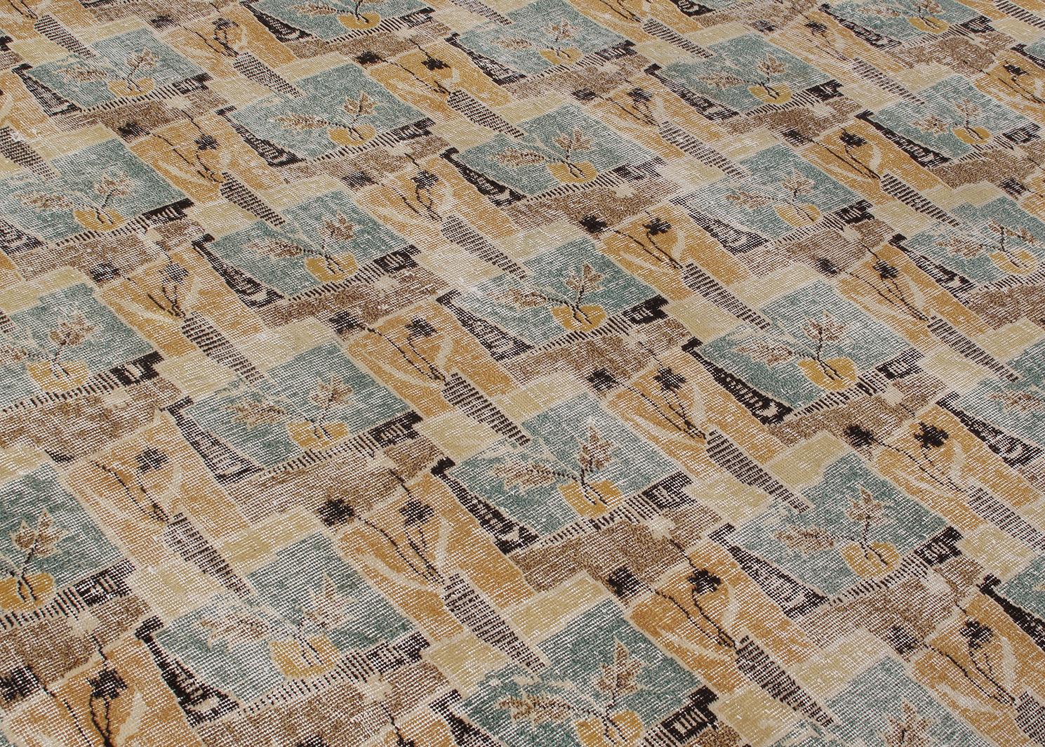 Ce tapis Art of Vintage a été fabriqué à la main en Turquie, vers le milieu du 20e siècle. Il est dans le style de Zeki Muren, un artiste turc multidisciplinaire, connu pour ses dessins audacieux, géométriques et fantaisistes. L'association