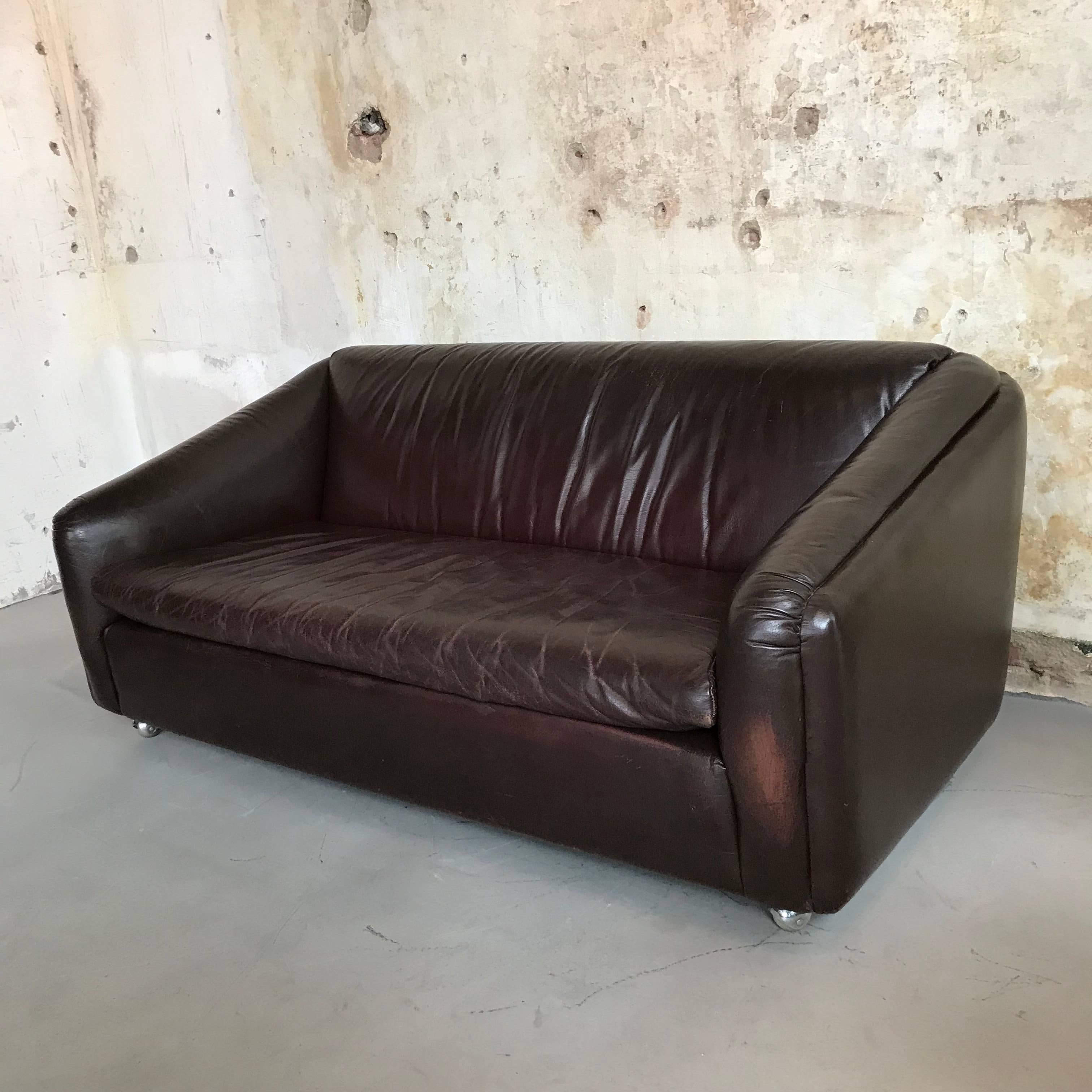 Beautiful and rare vintage leather sofa from Artifort, model 600. Designed by Geoffrey Harcourt in 1976. Leather is original and intact, well equipped with a beautiful patina. Base comes with four chromed castors.









 
