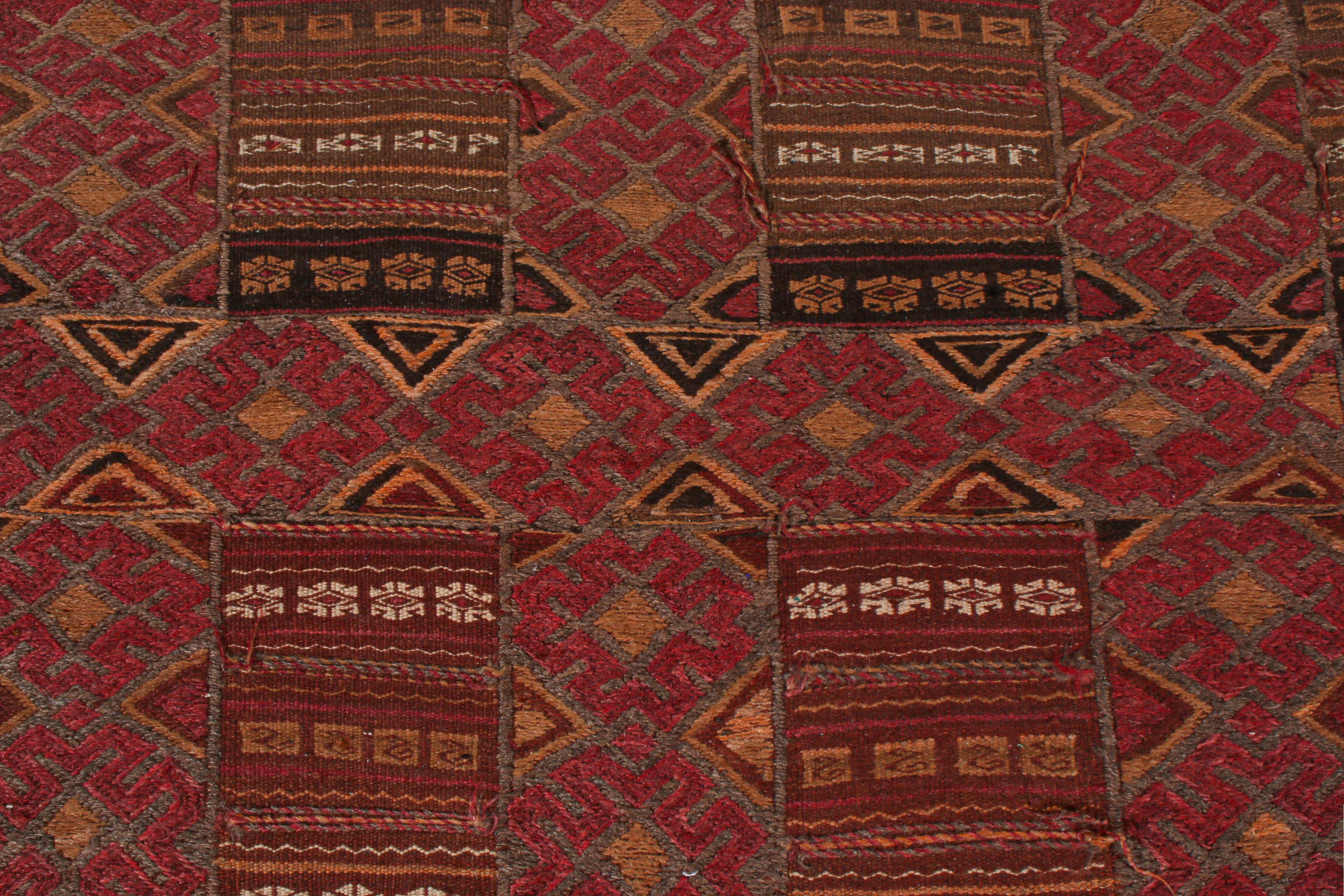 Tribale Tappeto vintage di metà secolo in lana persiana Baluch Geometric Red & Brown di Rug & Kilim in vendita