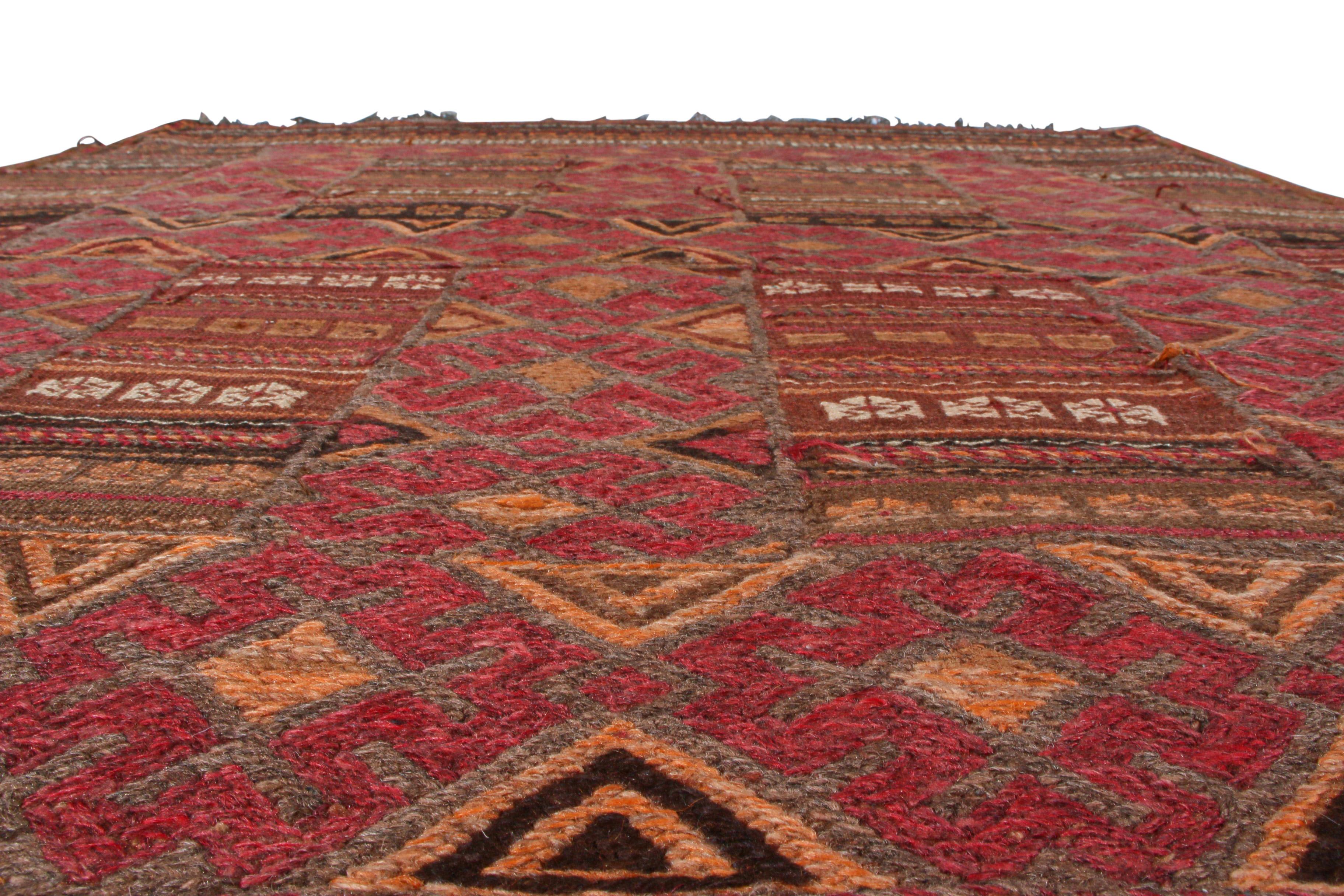 Persiano Tappeto vintage di metà secolo in lana persiana Baluch Geometric Red & Brown di Rug & Kilim in vendita