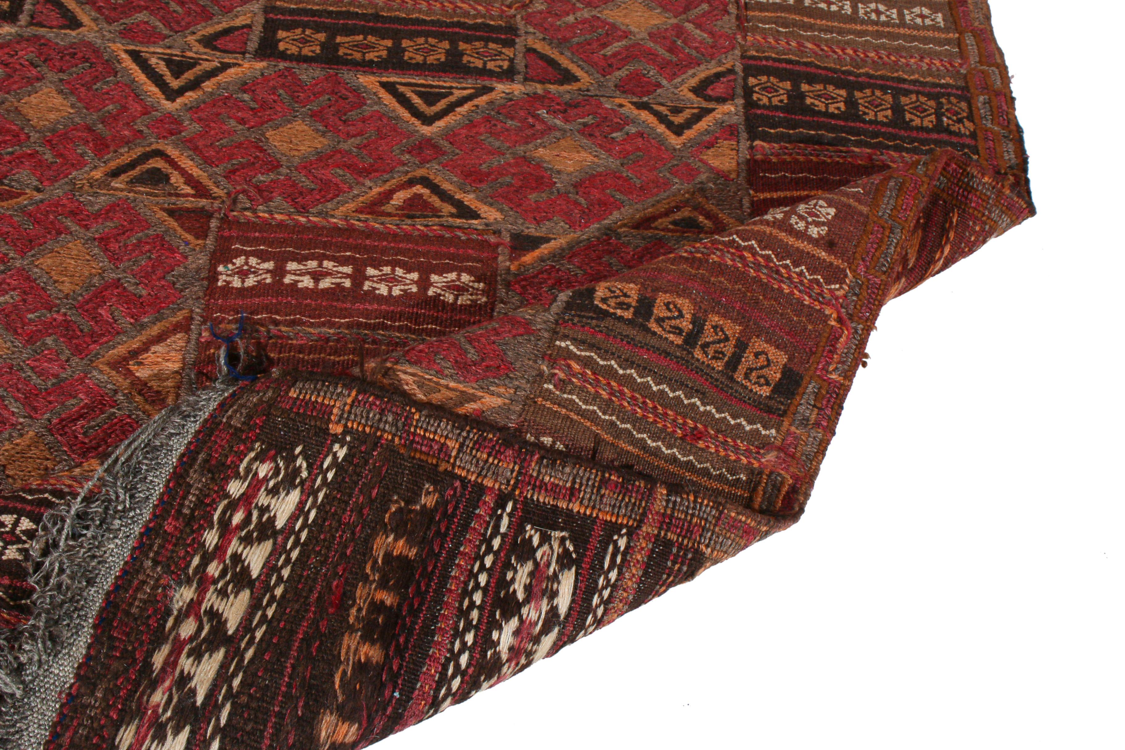 Annodato a mano Tappeto vintage di metà secolo in lana persiana Baluch Geometric Red & Brown di Rug & Kilim in vendita