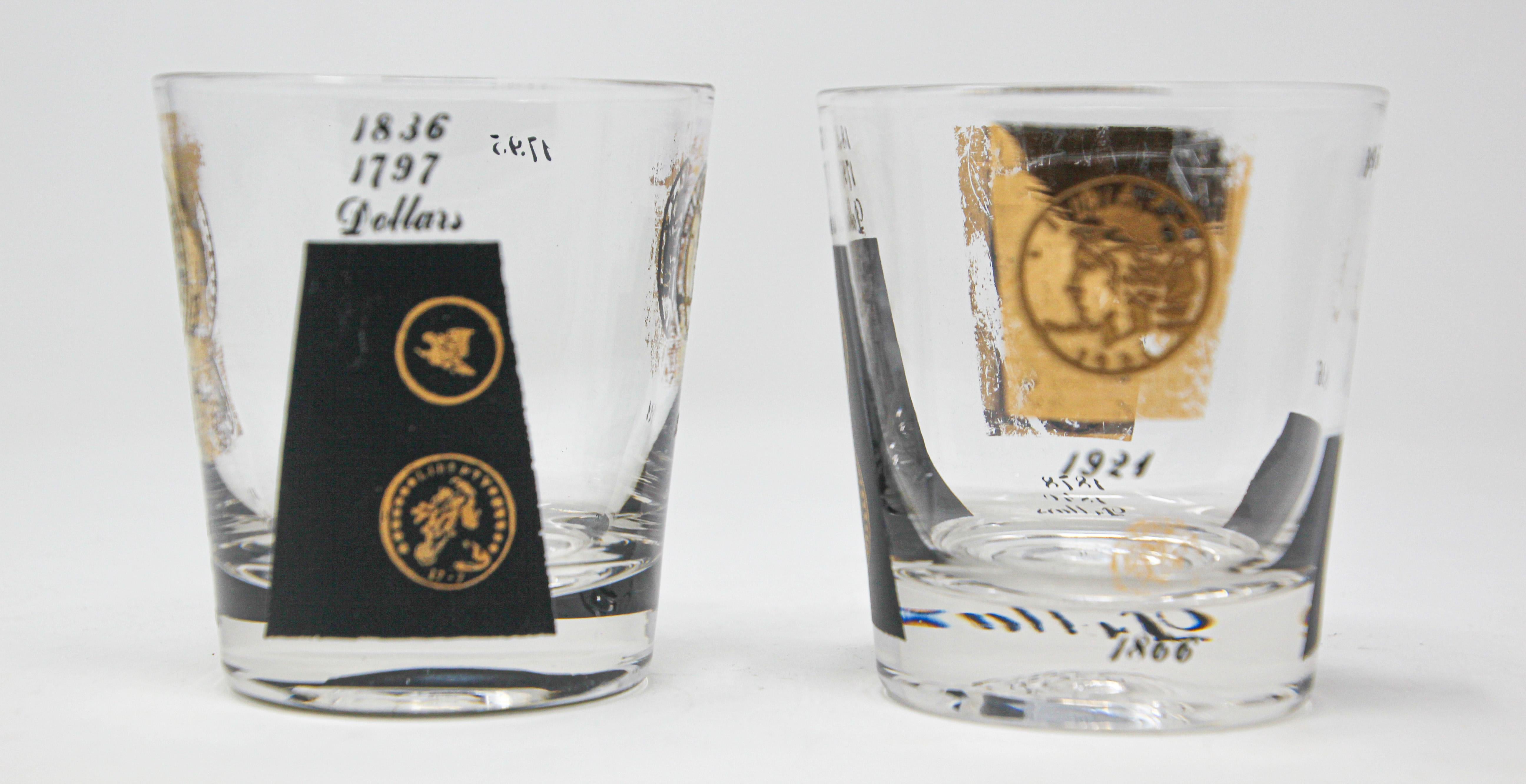 Midcentury Vintage Satz von 2 Stück Felsen Gläser 1960er Jahre Gold gedruckt Präsidentschafts-Münzen.
Cera 22-karätiges Gold signiert Glaswaren Barware.
Gold und schwarzes Münzdesign.
Die Gläser zeigen 