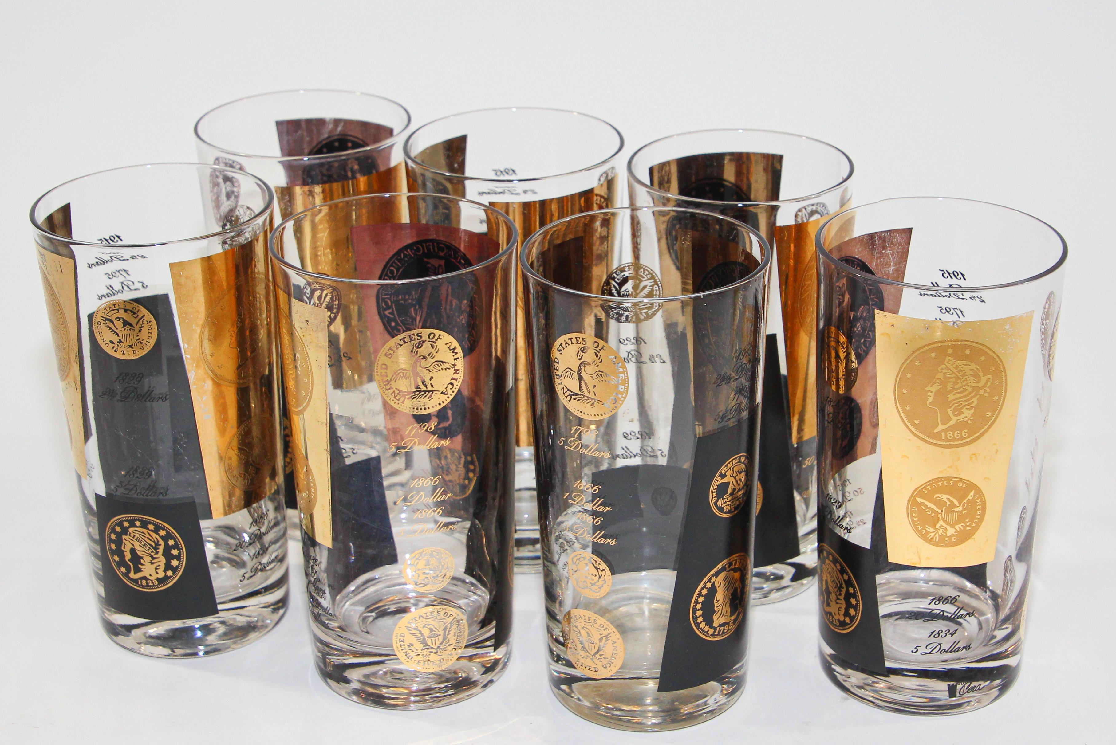 Midcentury Vintage Set von 7 Stück 5-Unzen-Rocks Gläser 1960er Jahre Gold gedruckt Präsidentschafts-Münzen.
Cera 22-karätiges Gold signiert Glaswaren Barware.
Gold und schwarzes Münzdesign.
Die Gläser zeigen 