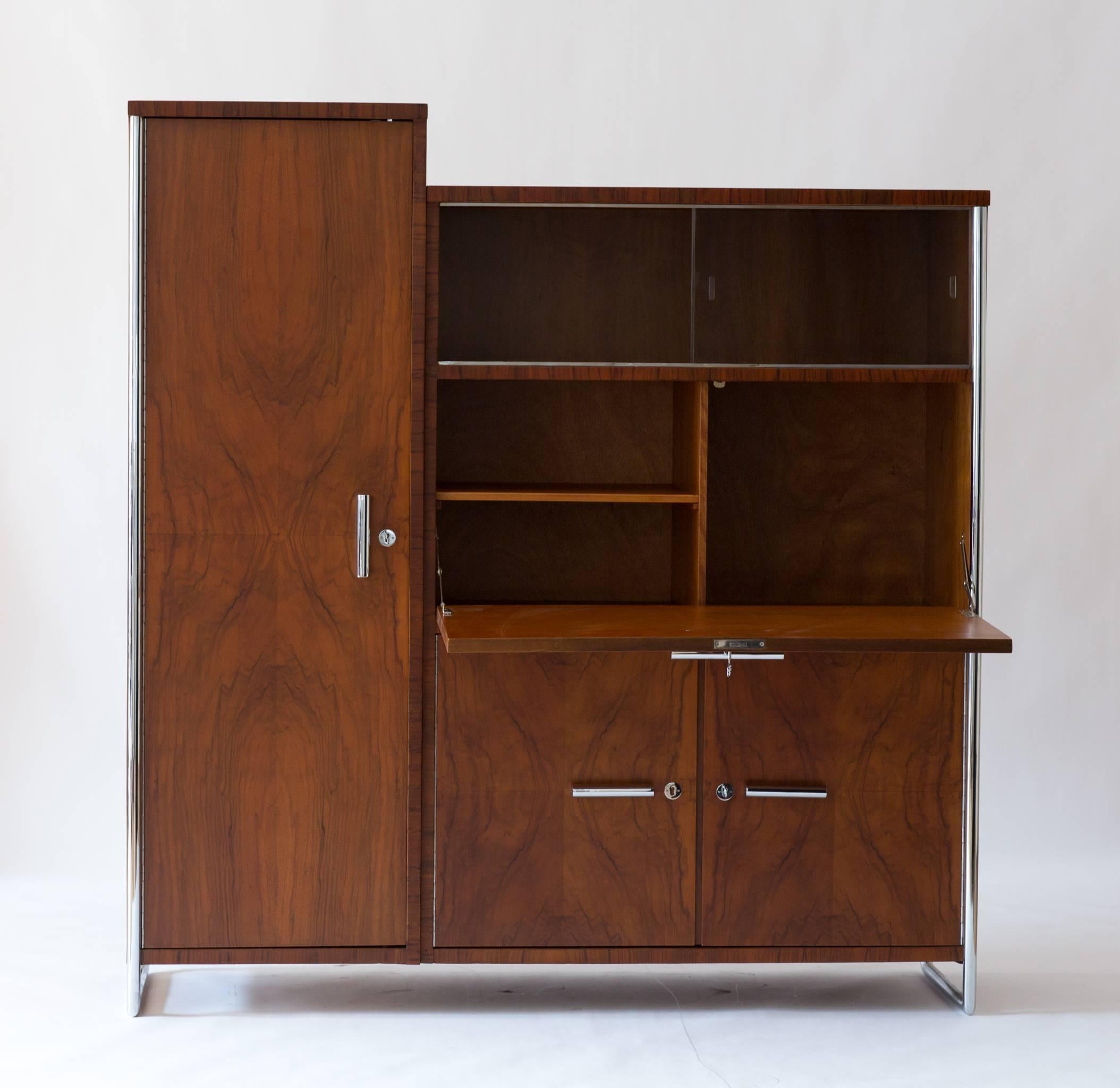 Ein wunderschöner Bauhaus-Schrank aus poliertem Nussbaum aus der Mitte des Jahrhunderts, der in den 1930er Jahren von Mücke & Melder hergestellt wurde.
Dieser gut gearbeitete Schrank basiert auf dem Werk des Designers H.J. Hagemann und wurde von