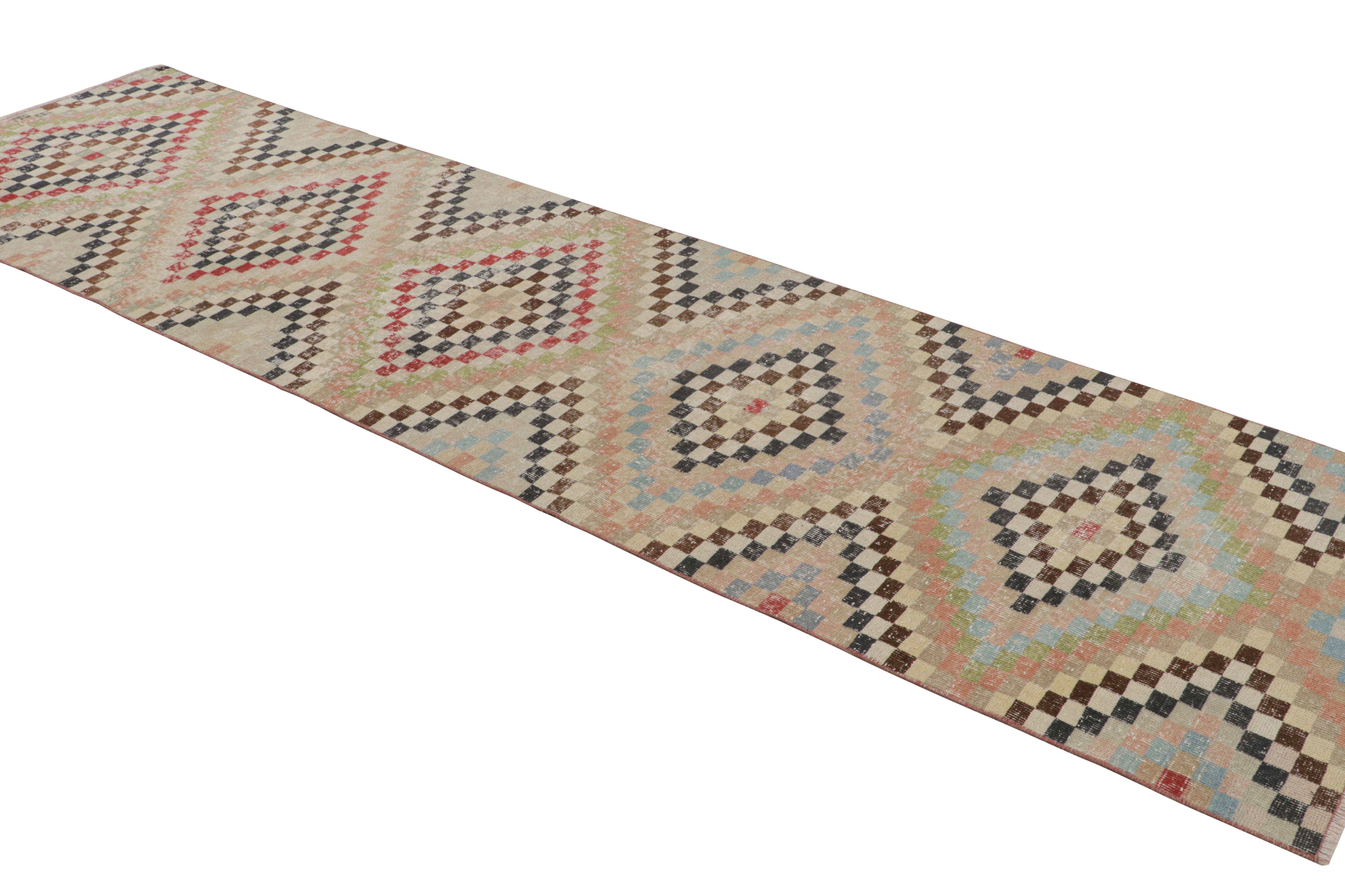Turco Tappeto vintage di metà secolo in lana beige e pastello con motivo a diamante di Rug & Kilim in vendita