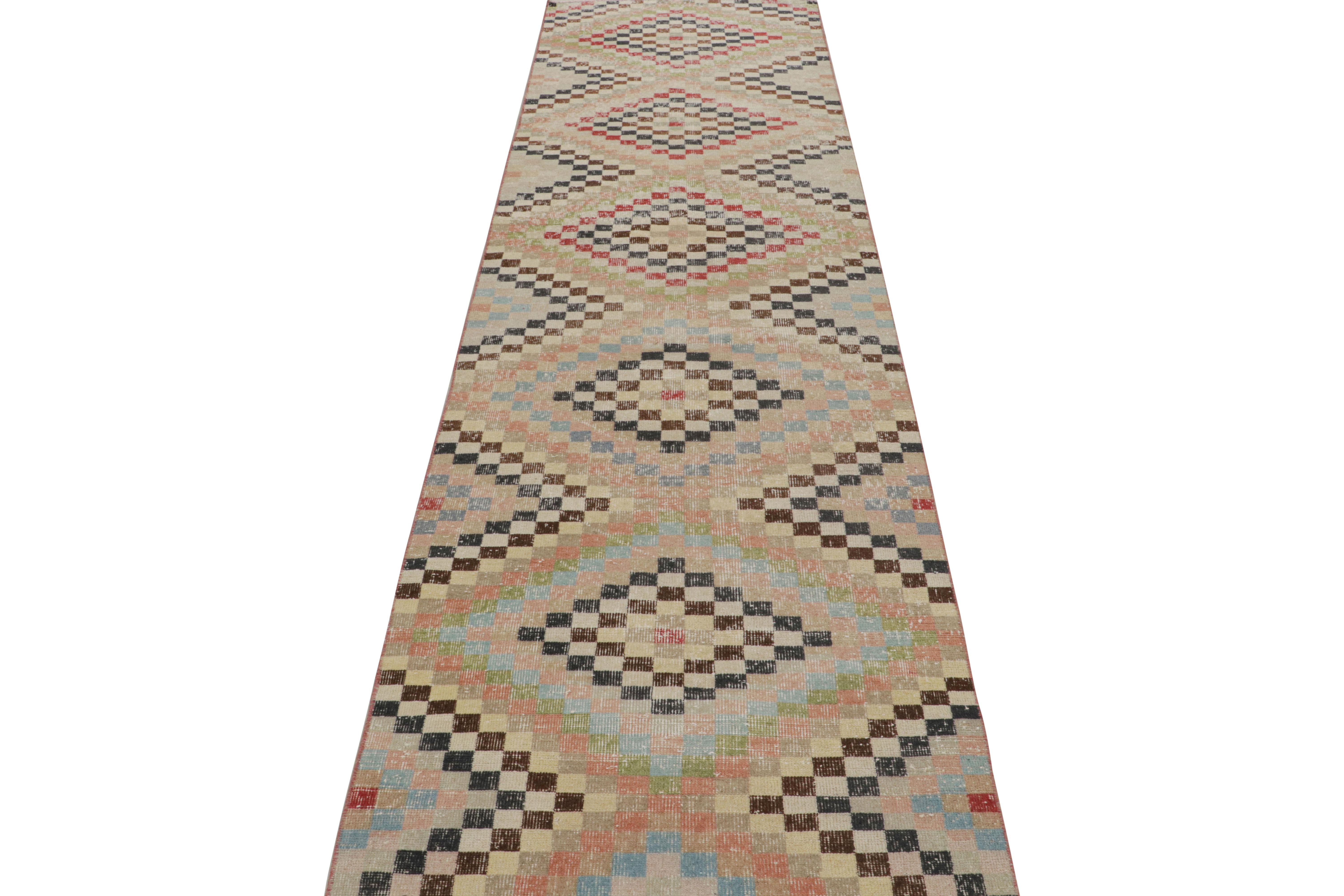 Annodato a mano Tappeto vintage di metà secolo in lana beige e pastello con motivo a diamante di Rug & Kilim in vendita