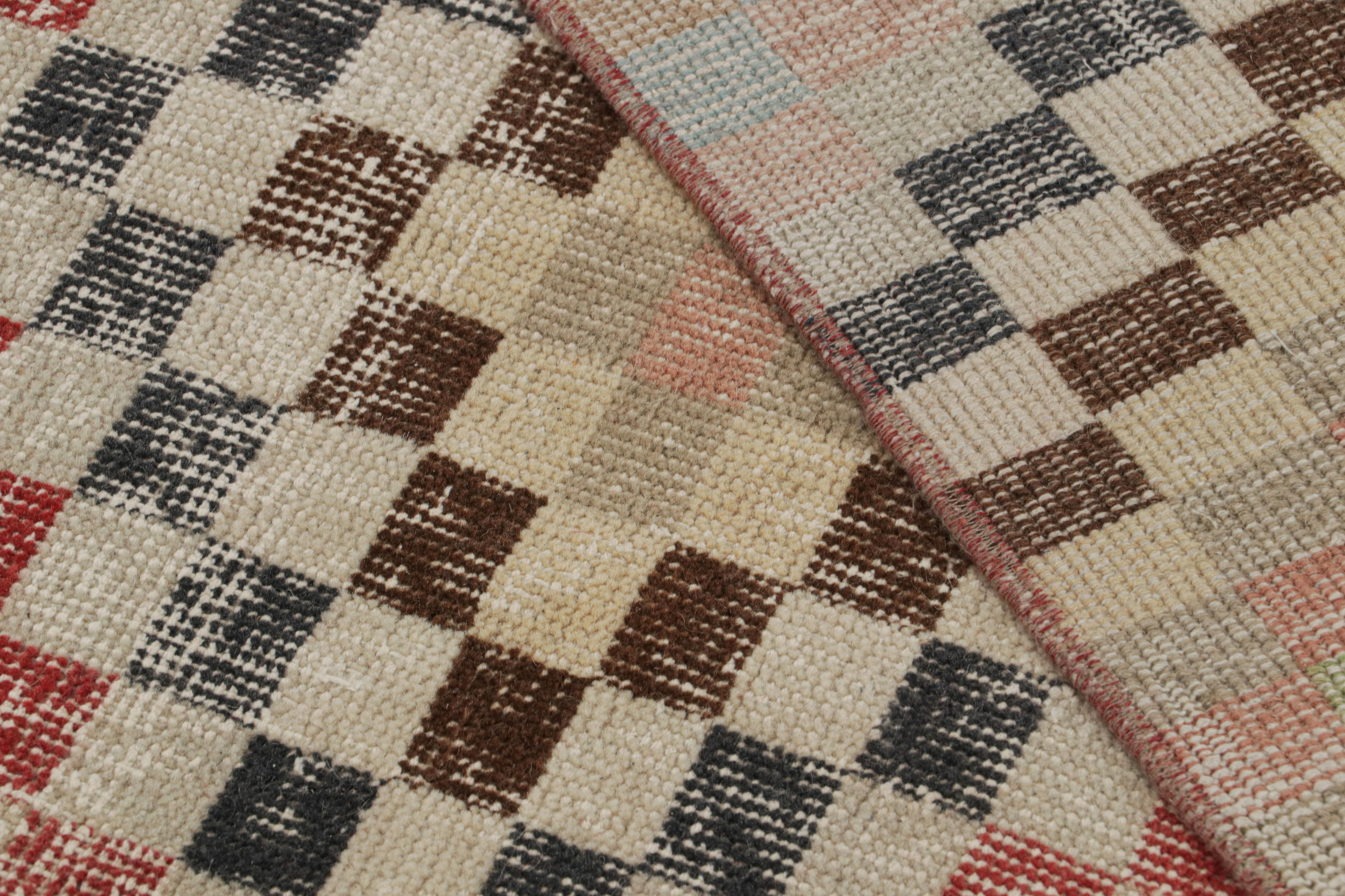 XX secolo Tappeto vintage di metà secolo in lana beige e pastello con motivo a diamante di Rug & Kilim in vendita