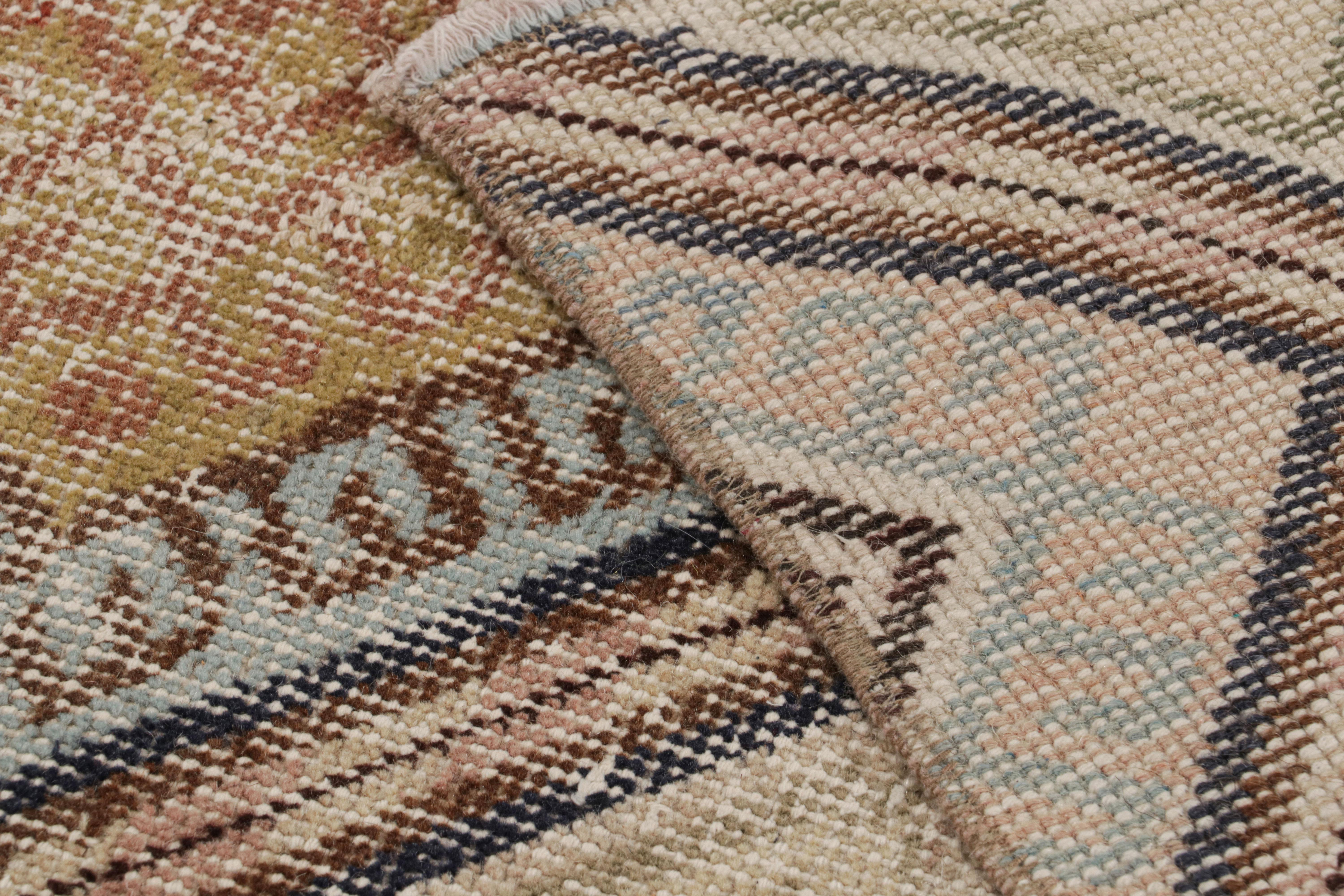 Metà XX secolo Tappeto vintage in lana geometrica beige-marrone e blu di metà secolo, Tribal by Rug & Kilim in vendita