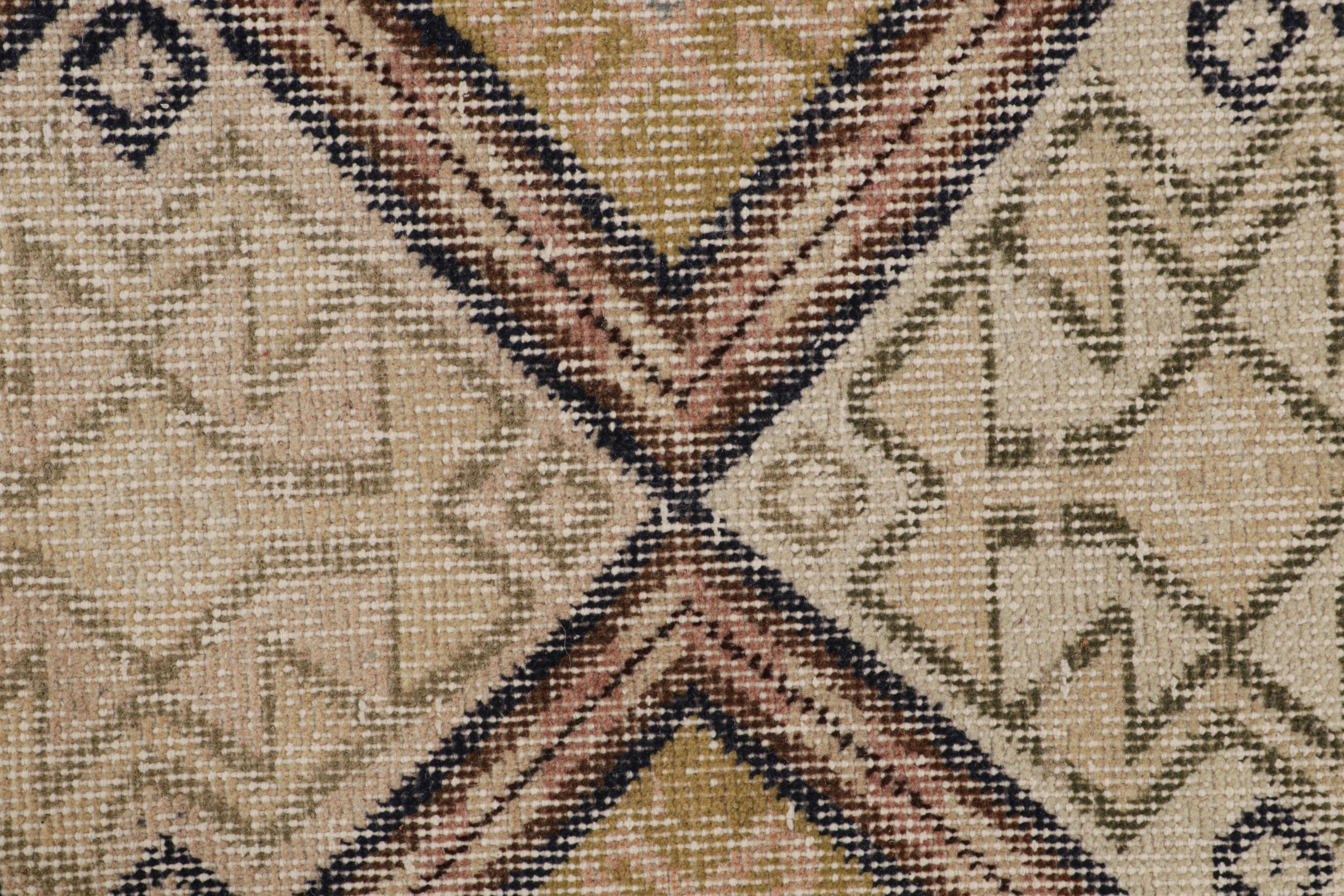 Tappeto vintage in lana geometrica beige-marrone e blu di metà secolo, Tribal by Rug & Kilim In condizioni buone in vendita a Long Island City, NY