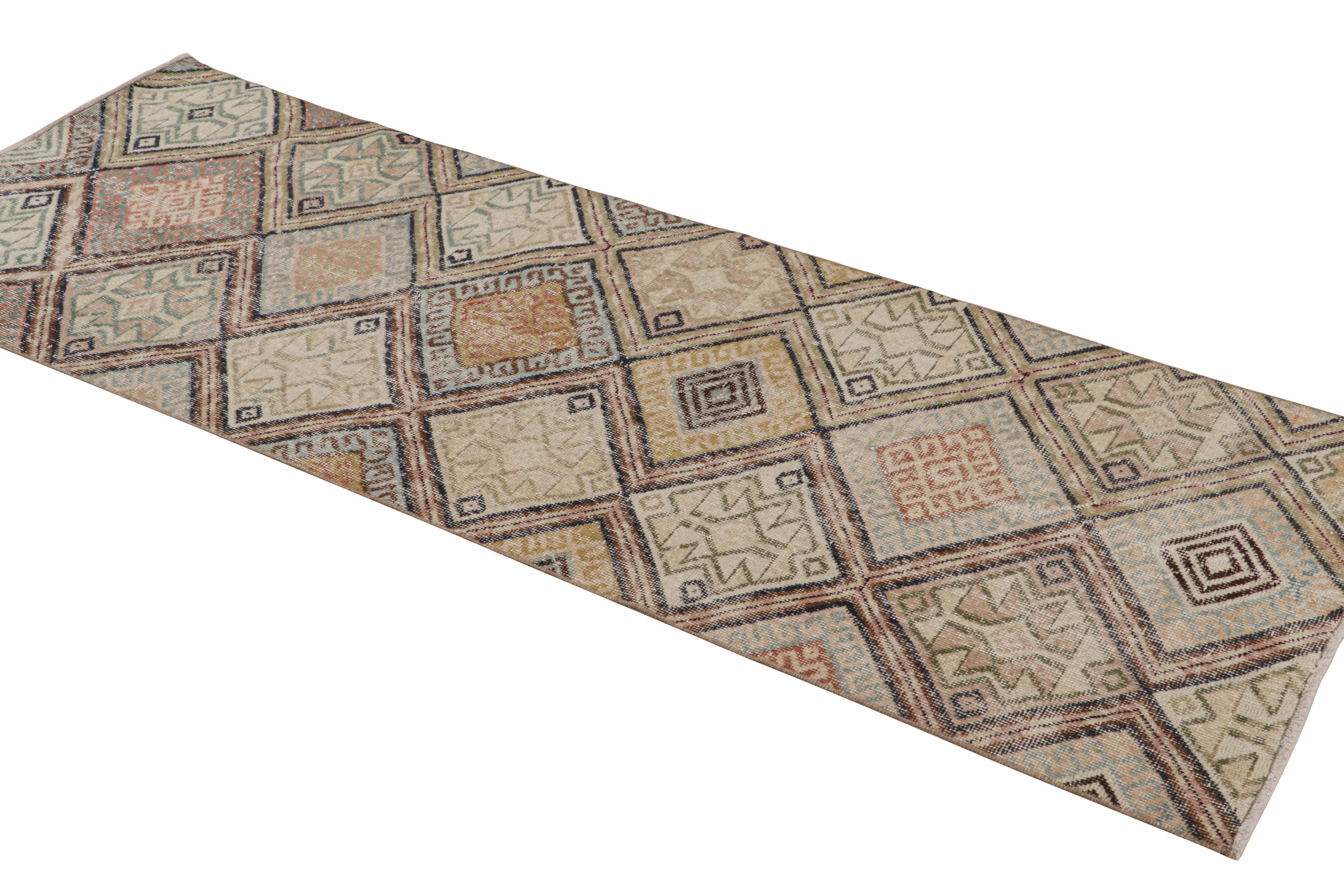 Annodato a mano in Turchia tra il 1960 e il 1970, questo runner vintage di metà secolo si aggiunge alla collezione Pasha di metà secolo di Rug & Kilim, che celebra l'icona turca Zeki Müren con i preferiti scelti a mano da Josh in questo periodo.