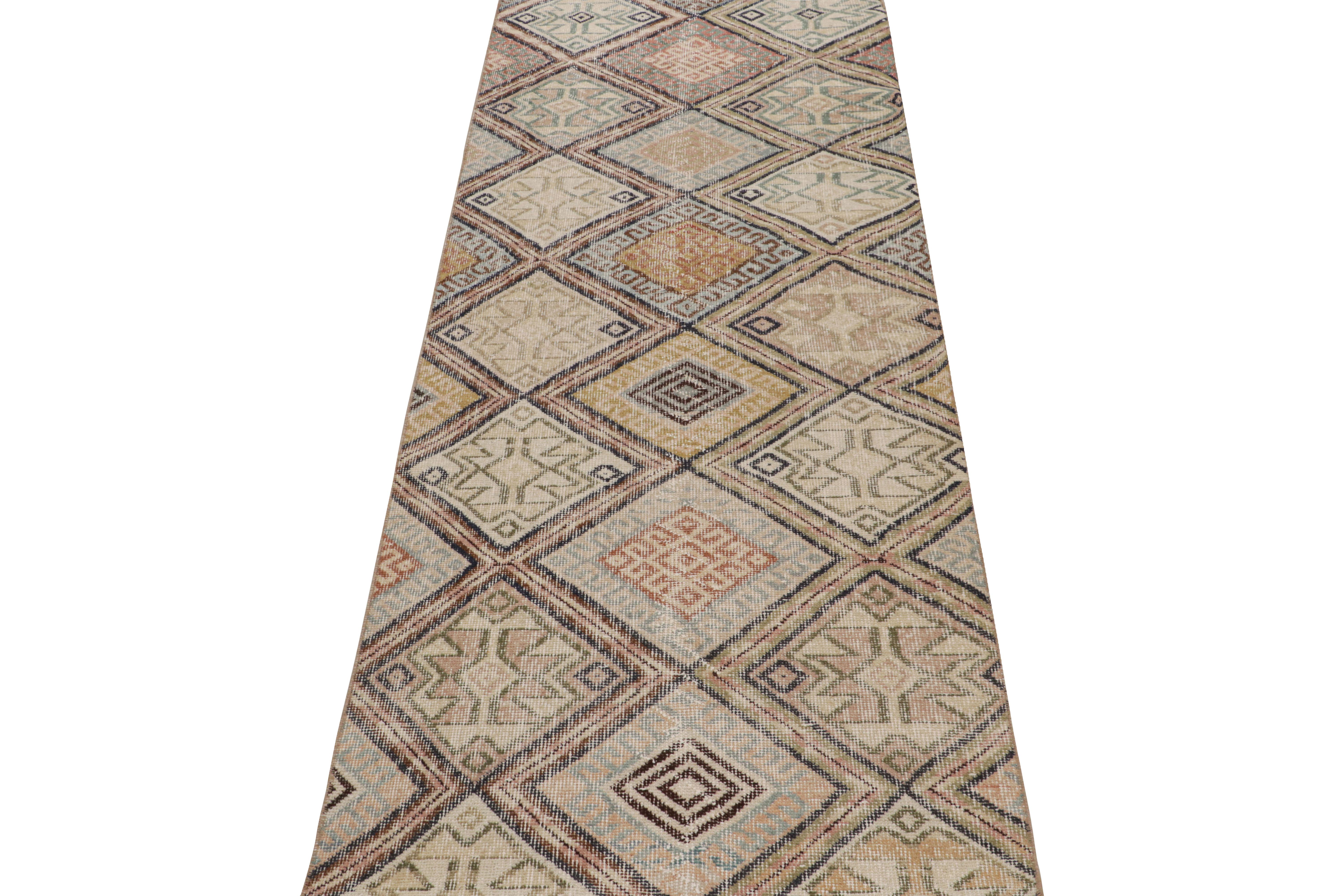 Mid-Century moderno Tappeto vintage in lana geometrica beige-marrone e blu di metà secolo, Tribal by Rug & Kilim in vendita