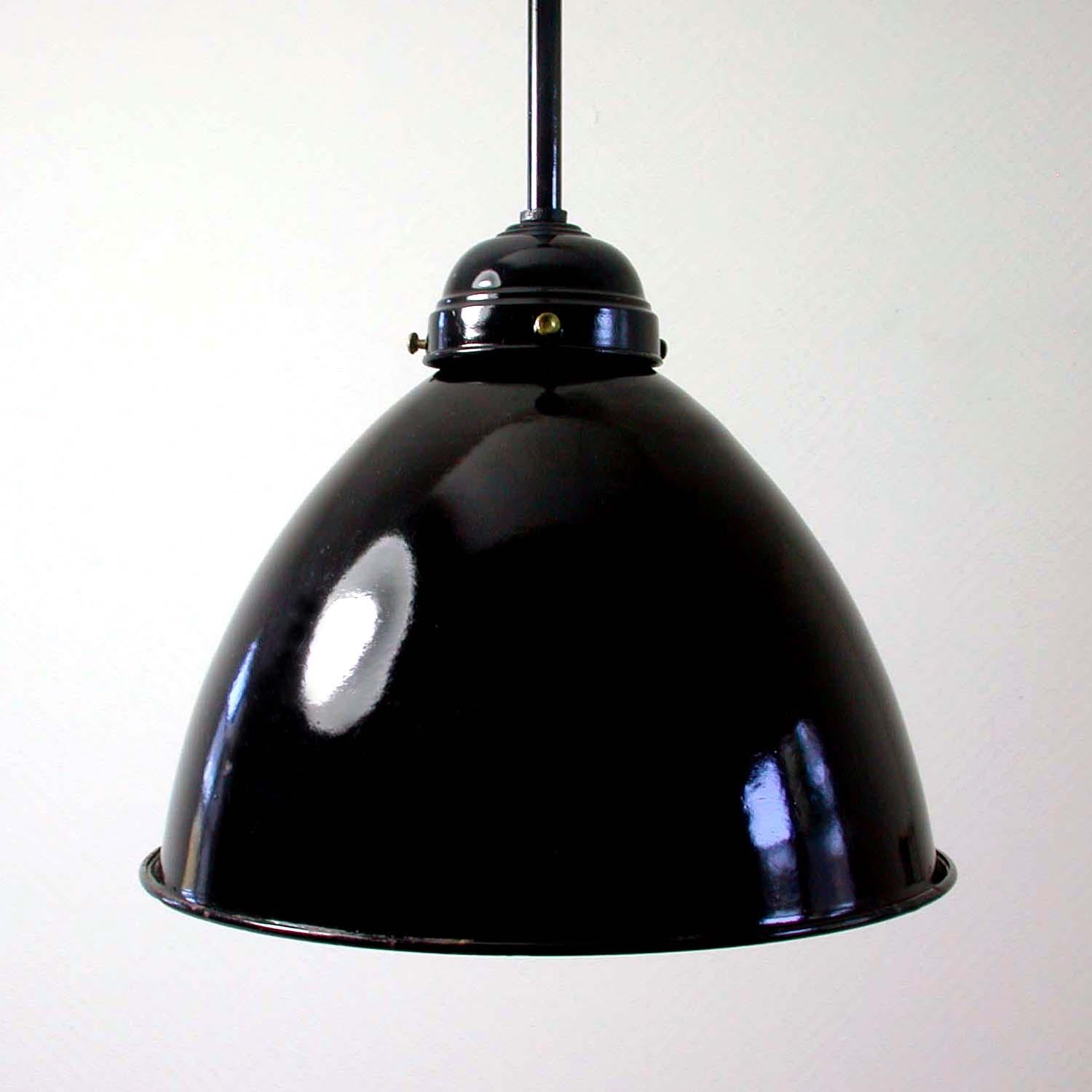 Vintage Midcentury Black German Industrial Enamel Ceiling Light Pendant, 1950s In Good Condition For Sale In NUEMBRECHT, NRW