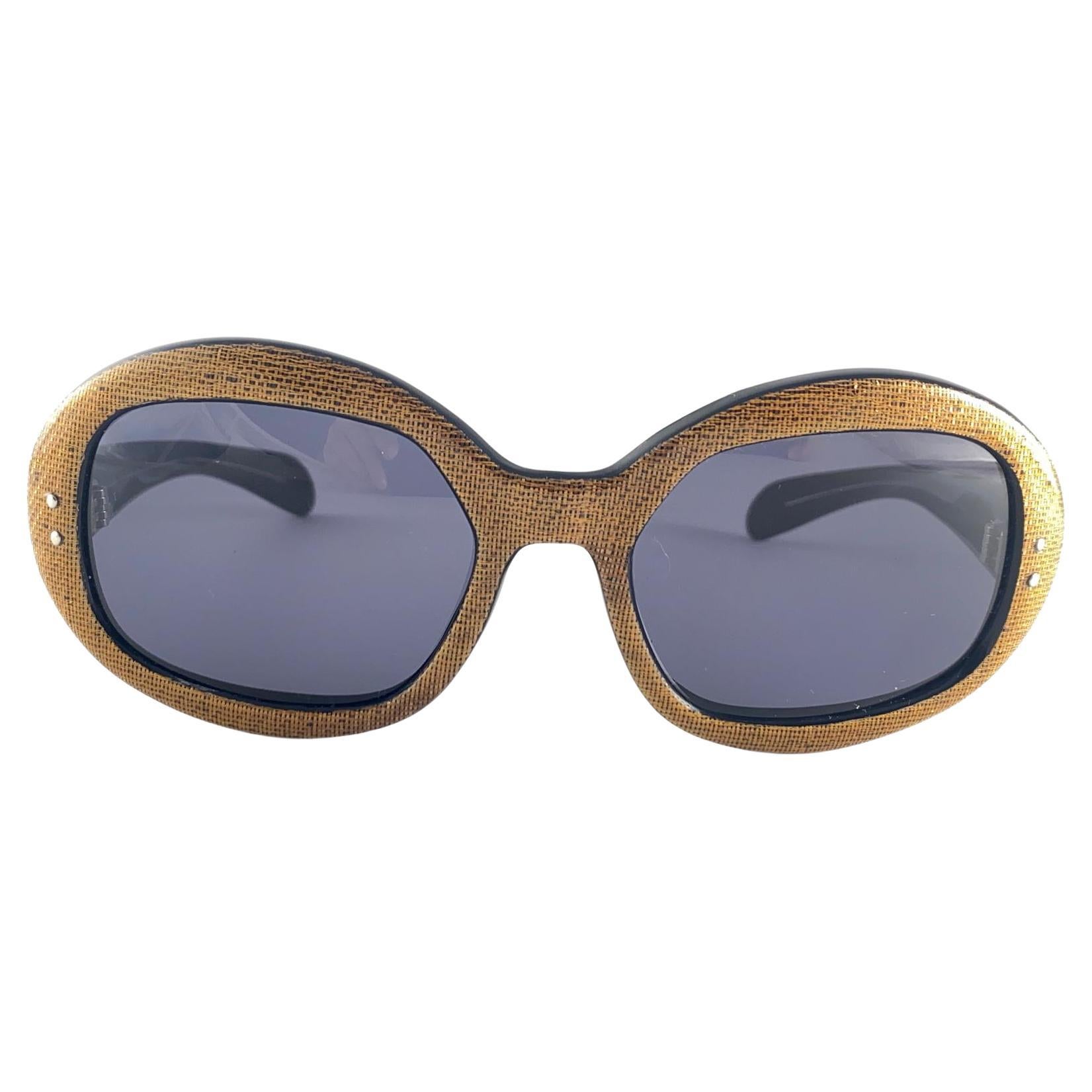 Vintage Midcentury Texturized Black & Gold,  Solid Grey Lenses.

This Item May Show Minor Sign Of Wear Due To Storage



Made In France.



Front                                     14   Cms 

Lens Height                          4    Cms
 
Lens
