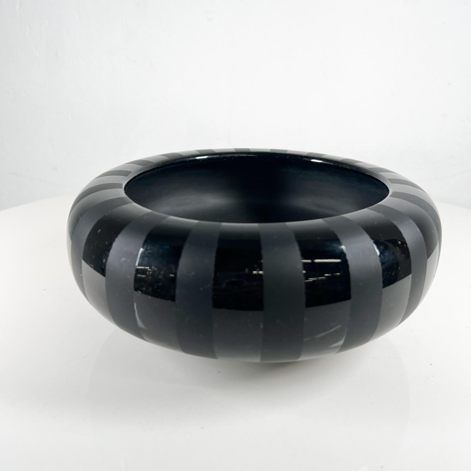 Vintage Midcentury Black Stripe Blackware Pottery Bowl
Style of Santa Clara del Cobre
Unsigned.
Black Satin and glass
8.5 diameter x 3.38 tall
Preowned original vintage.

See images provided.